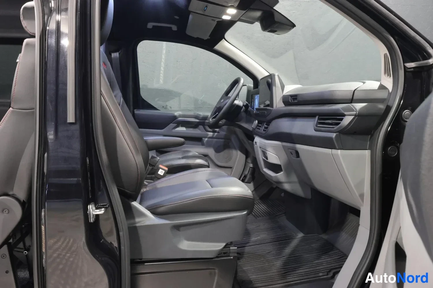 Svart Ford Transit Custom 2025, förarplats, bild 16