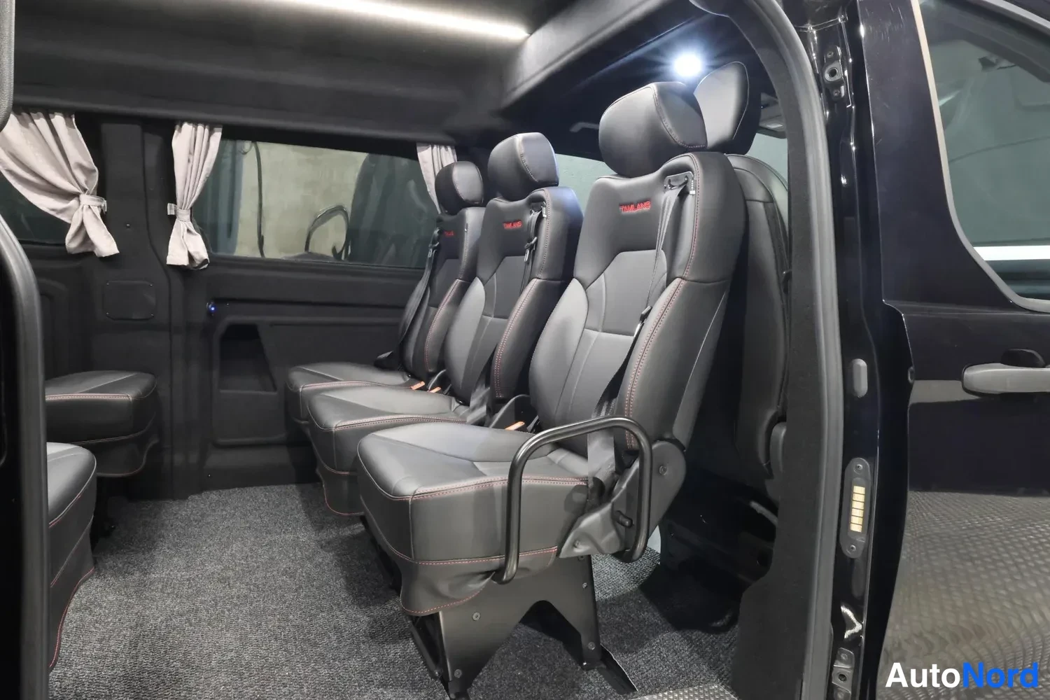 Svart Ford Transit Custom 2025, baksäten, bild 17