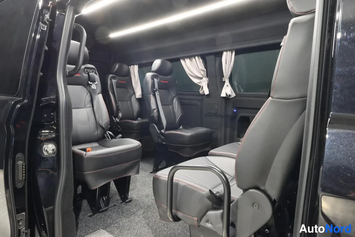 Svart Ford Transit Custom 2025, baksäten, bild 18