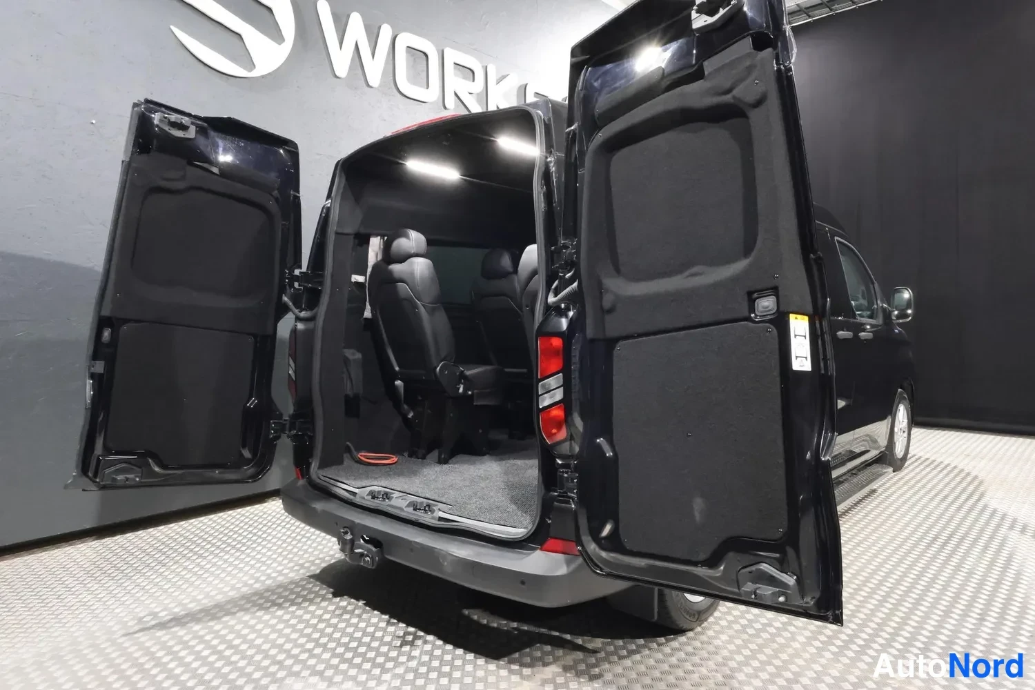 Svart Ford Transit Custom 2025, snett bakifrån, bild 12