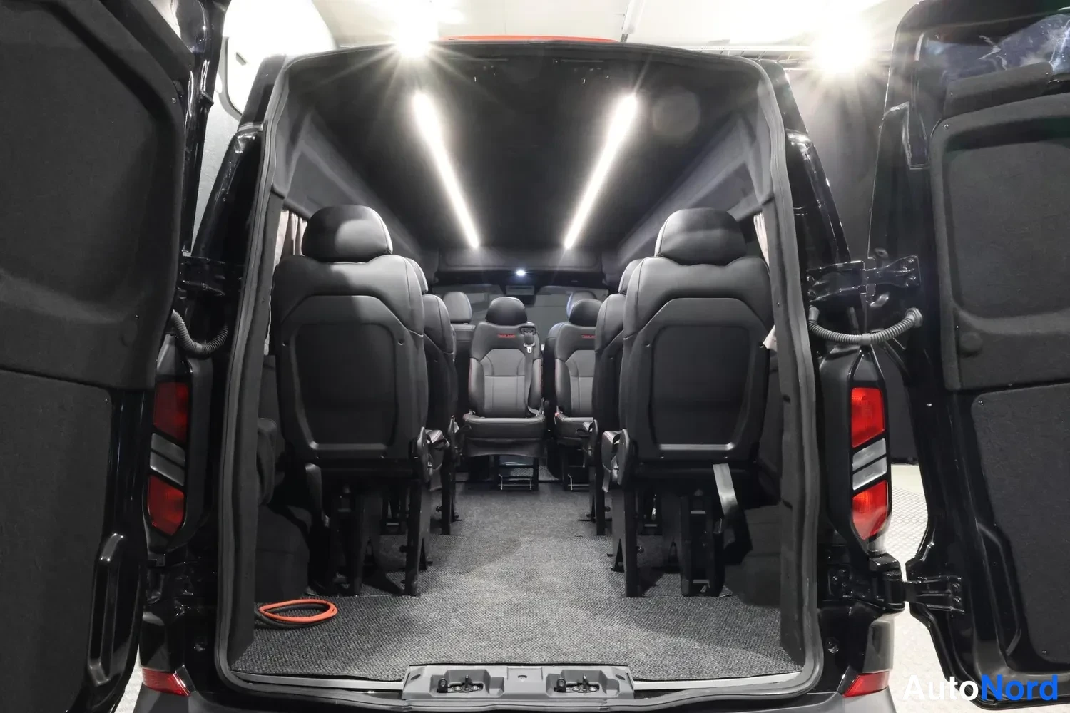 Svart Ford Transit Custom 2025, bagageutrymme, bild 21