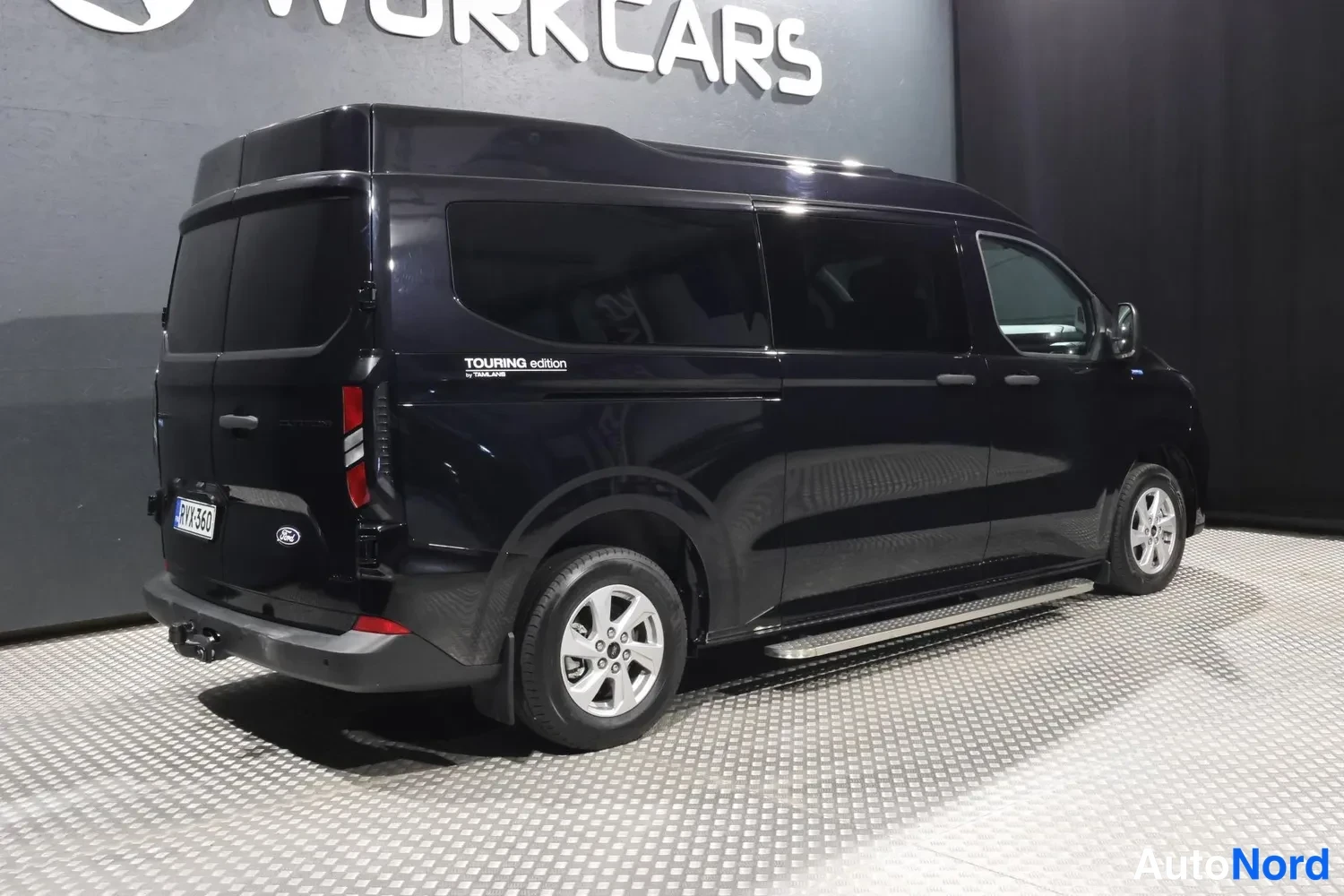 Svart Ford Transit Custom 2025, snett bakifrån, bild 8