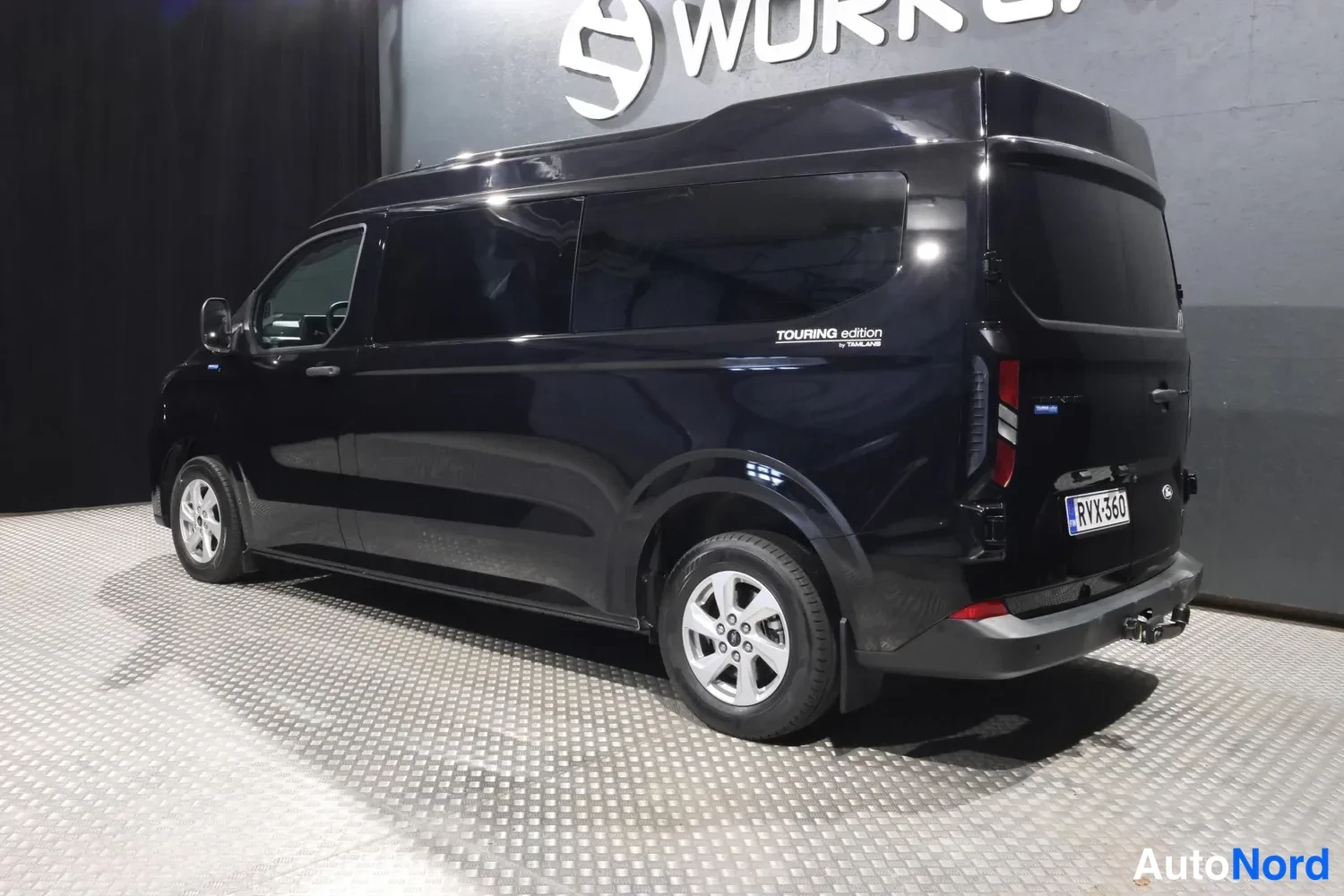 Svart Ford Transit Custom 2025, snett bakifrån, bild 10