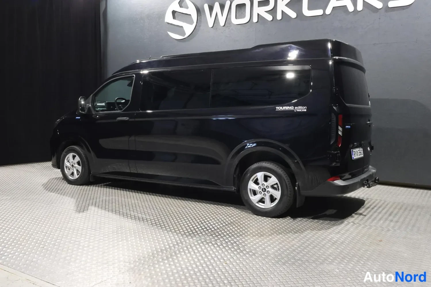 Svart Ford Transit Custom 2025, snett bakifrån, bild 11