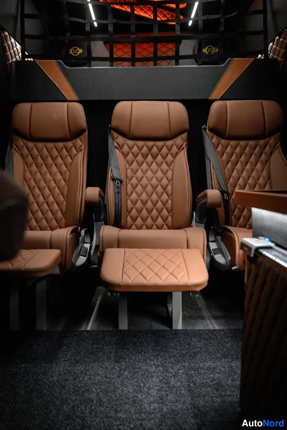 Musta Mercedes-Benz Sprinter 2026, takaistuimet, kuva 17