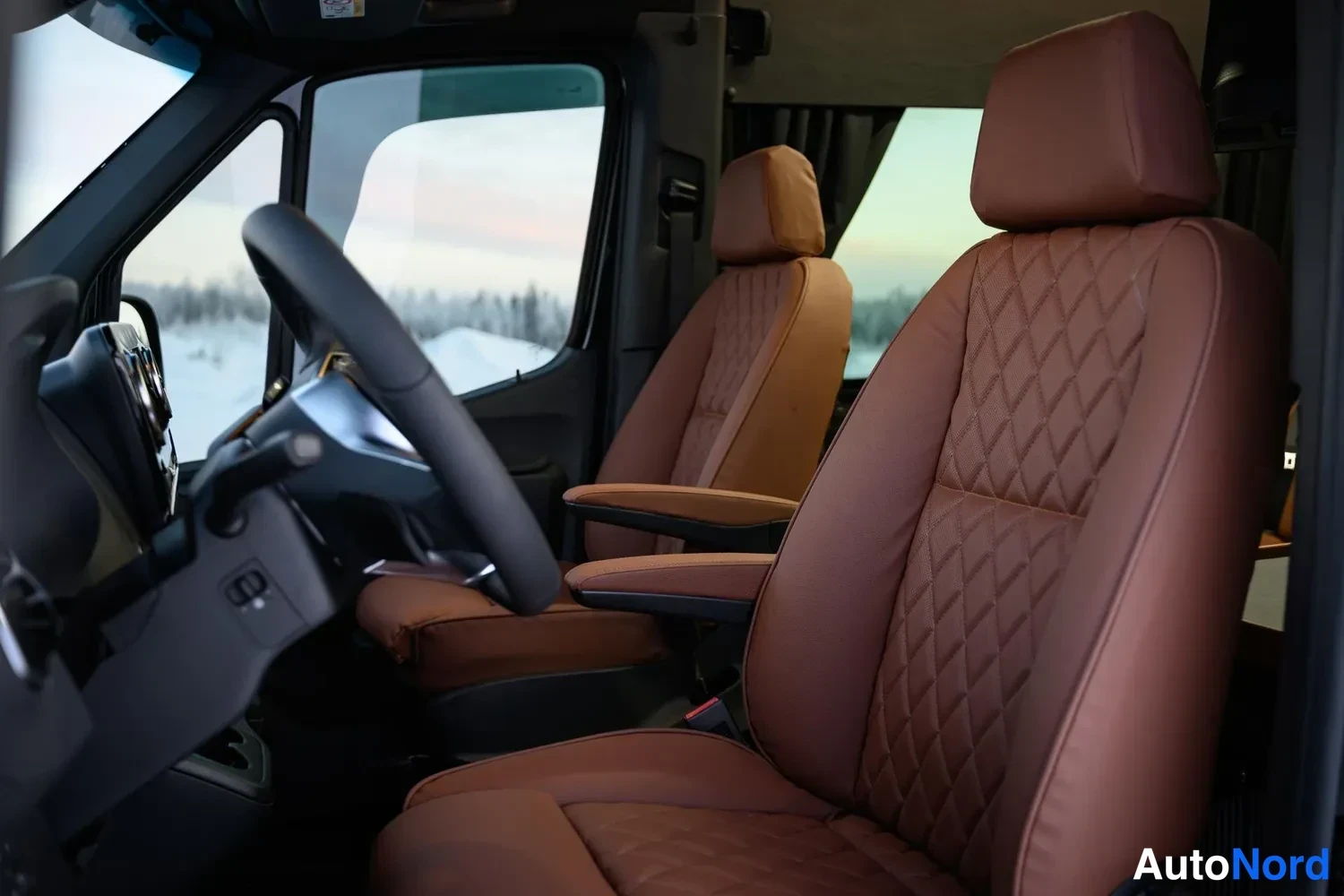 Musta Mercedes-Benz Sprinter 2026, etuistuimet, kuva 14