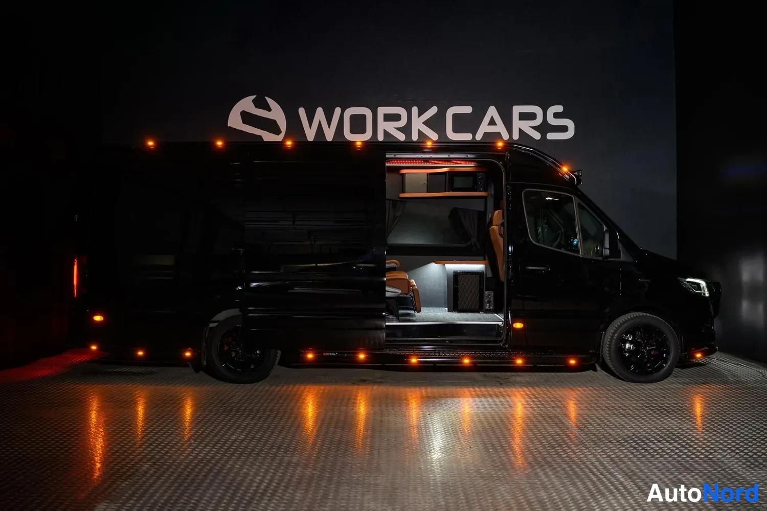 Musta Mercedes-Benz Sprinter 2026, etuviisto, keula oikealle, kuva 2