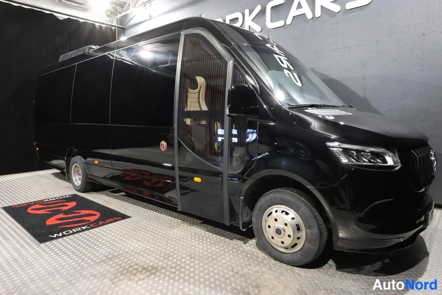 Musta Mercedes-Benz Sprinter 519 CDI 2024, etuviisto, keula oikealle, kuva 3