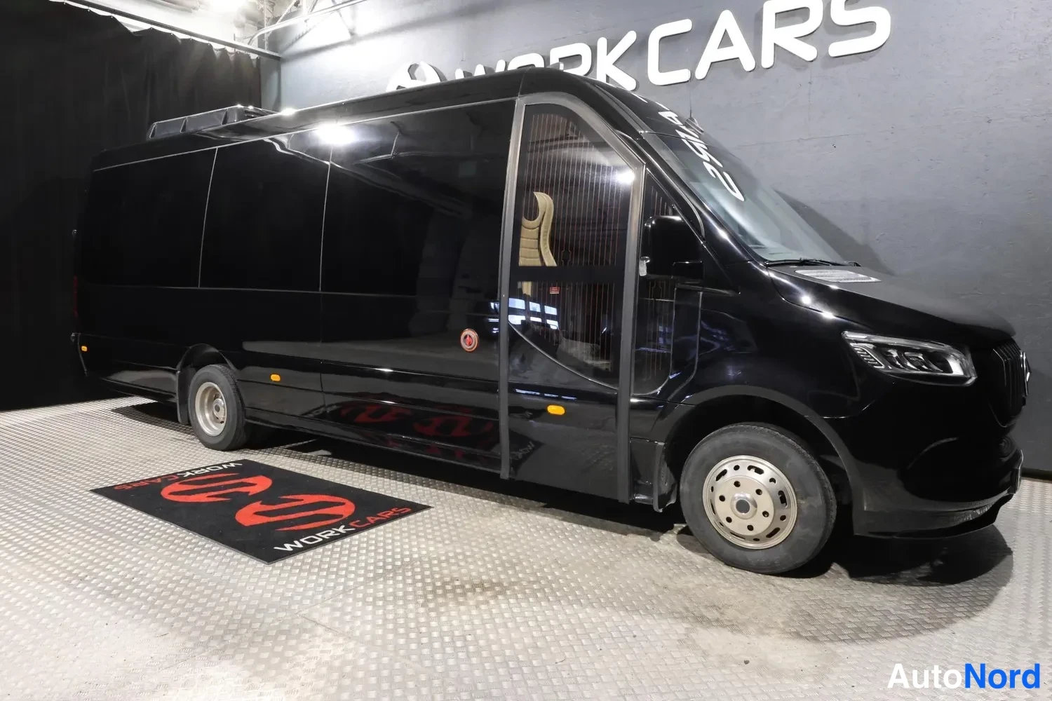 Musta Mercedes-Benz Sprinter 519 CDI 2024, etuviisto, keula oikealle, kuva 4