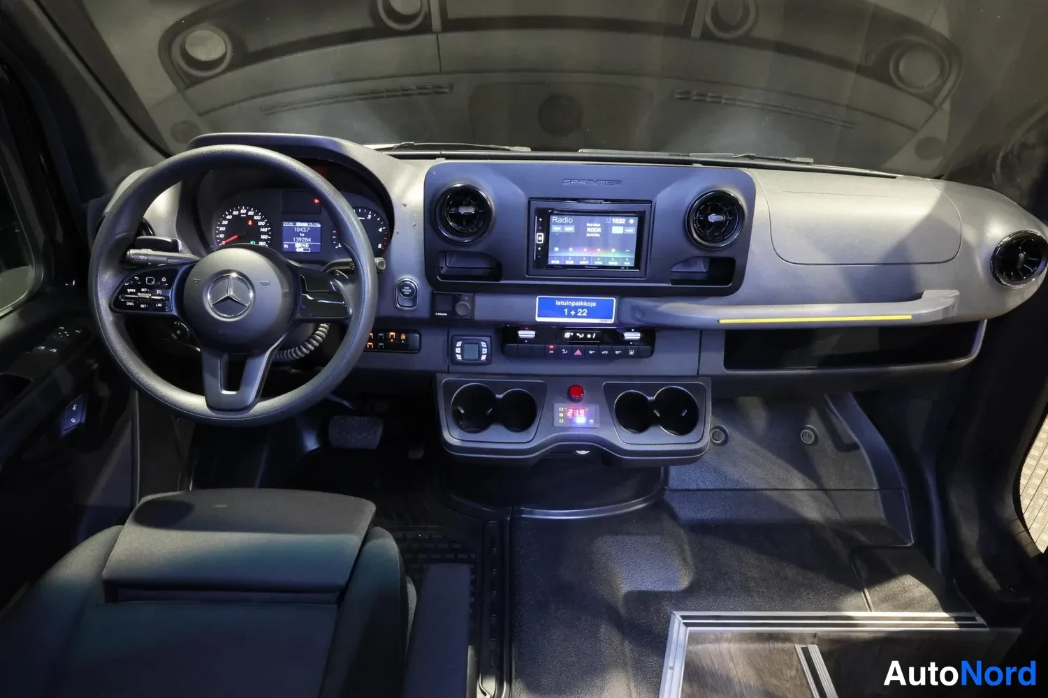 Musta Mercedes-Benz Sprinter 519 CDI 2024, ohjaamo, kuva 14