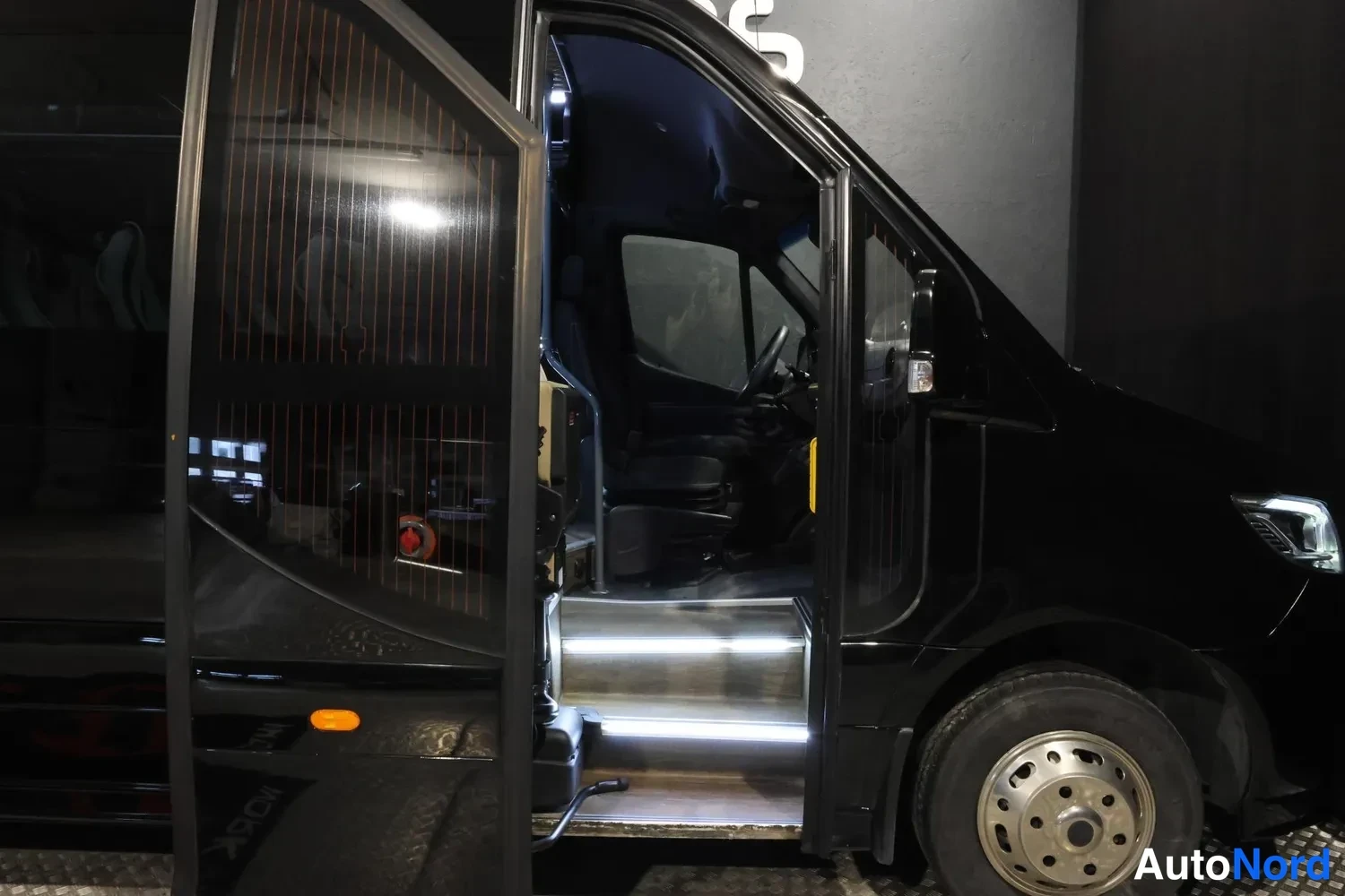 Musta Mercedes-Benz Sprinter 519 CDI 2024, etuviisto, keula oikealle, kuva 5