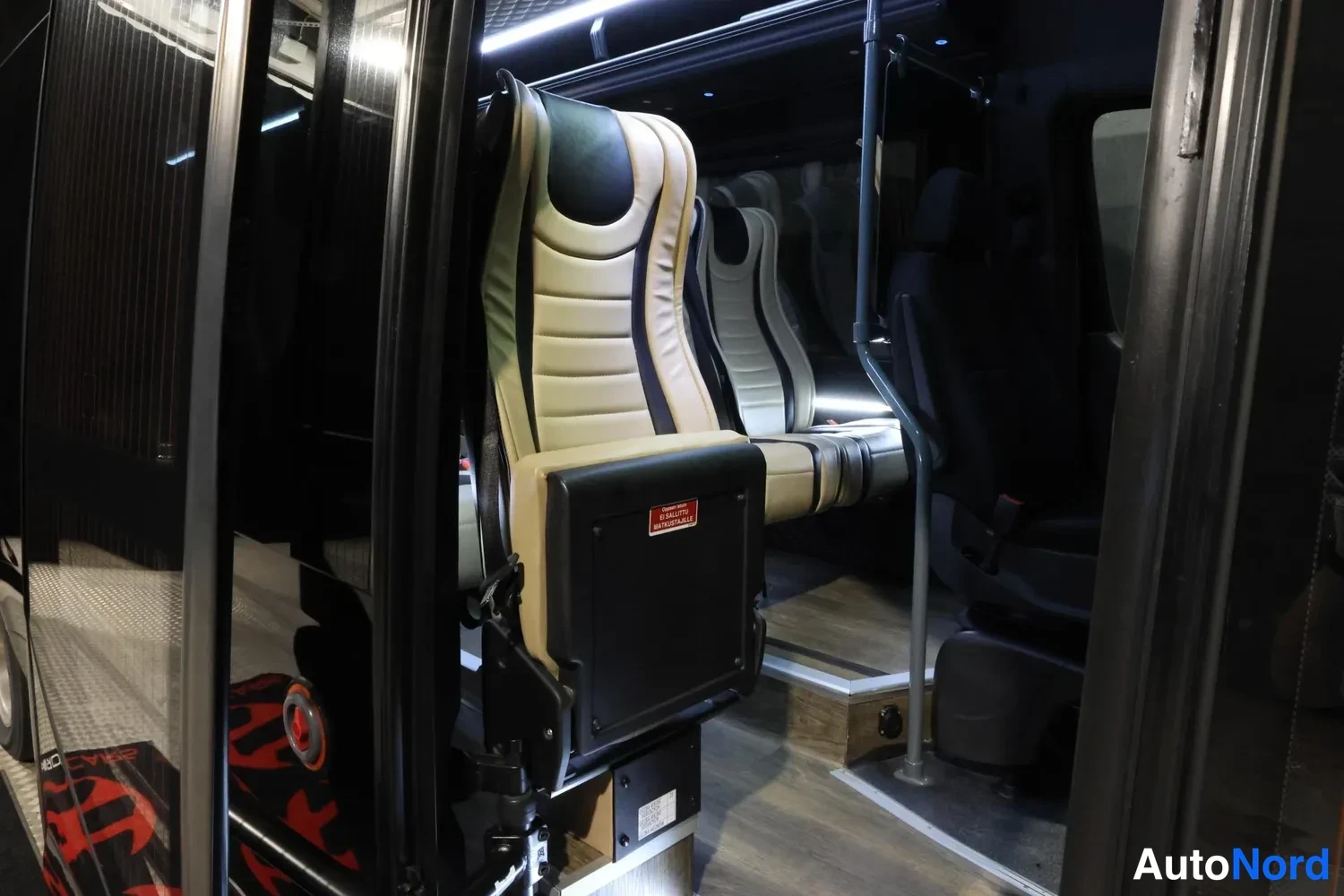 Musta Mercedes-Benz Sprinter 519 CDI 2024, etuistuimet, kuva 17