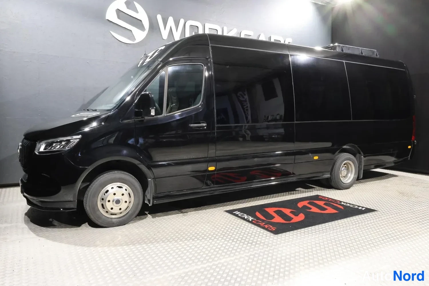 Musta Mercedes-Benz Sprinter 519 CDI 2024, etuviisto, keula vasemmalle, kuva 2