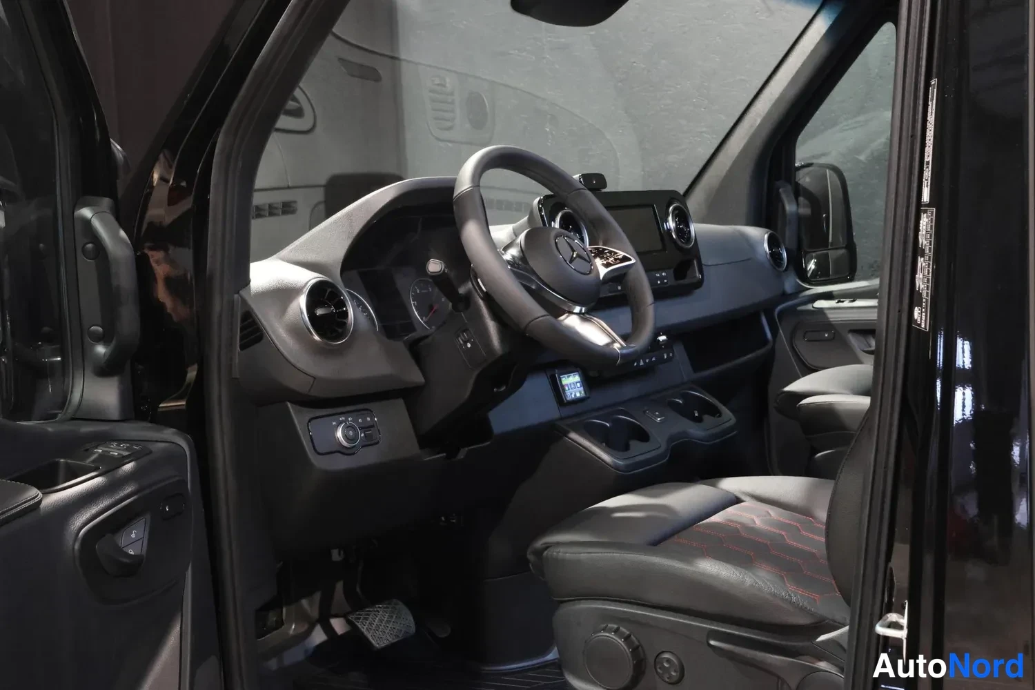 Musta Mercedes-Benz Sprinter 319 CDI 2026, ohjaamo, kuva 13