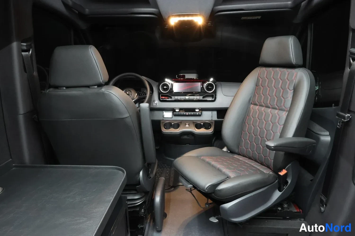 Musta Mercedes-Benz Sprinter 319 CDI 2026, ohjaamo, kuva 14