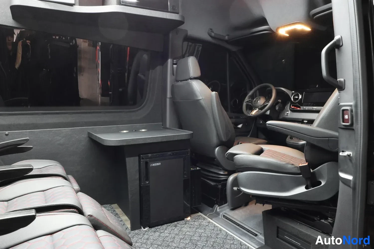 Musta Mercedes-Benz Sprinter 319 CDI 2026, ohjaamo, kuva 15