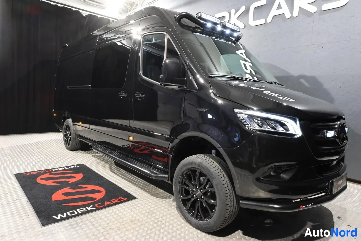Musta Mercedes-Benz Sprinter 319 CDI 2026, etuviisto, keula oikealle, kuva 6