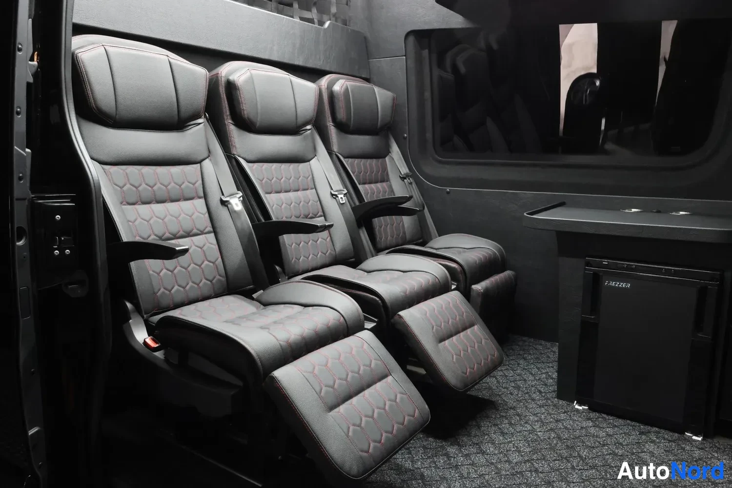 Musta Mercedes-Benz Sprinter 319 CDI 2026, takaistuimet, kuva 22