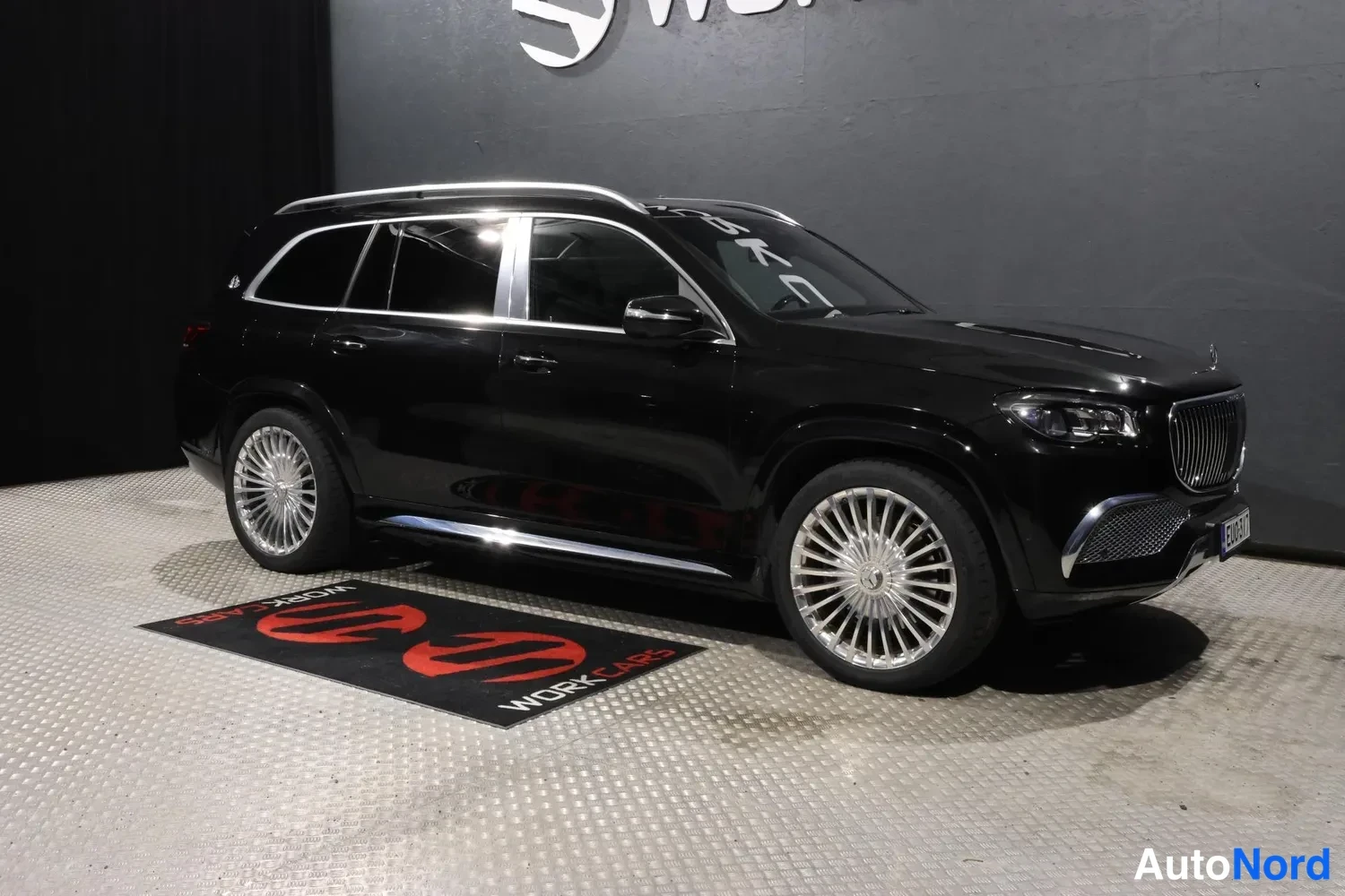 Musta Mercedes-Benz GLS 2023, etuviisto, keula oikealle, kuva 4