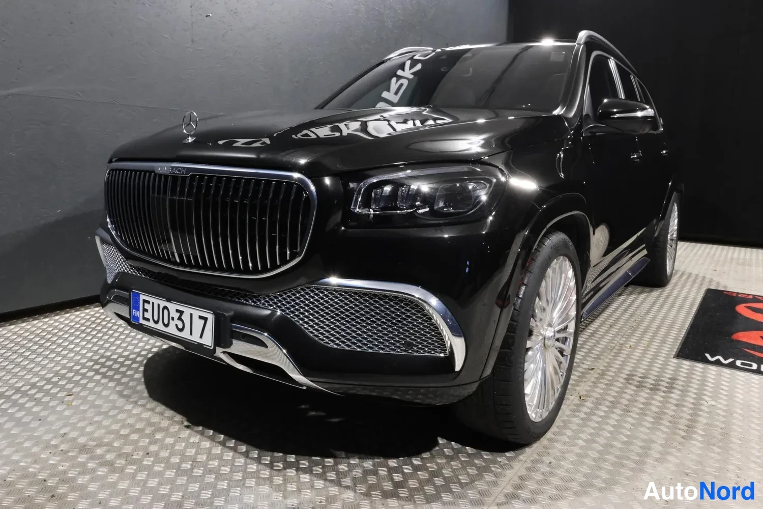 Musta Mercedes-Benz GLS 2023, etuviisto, keula vasemmalle, kuva 2