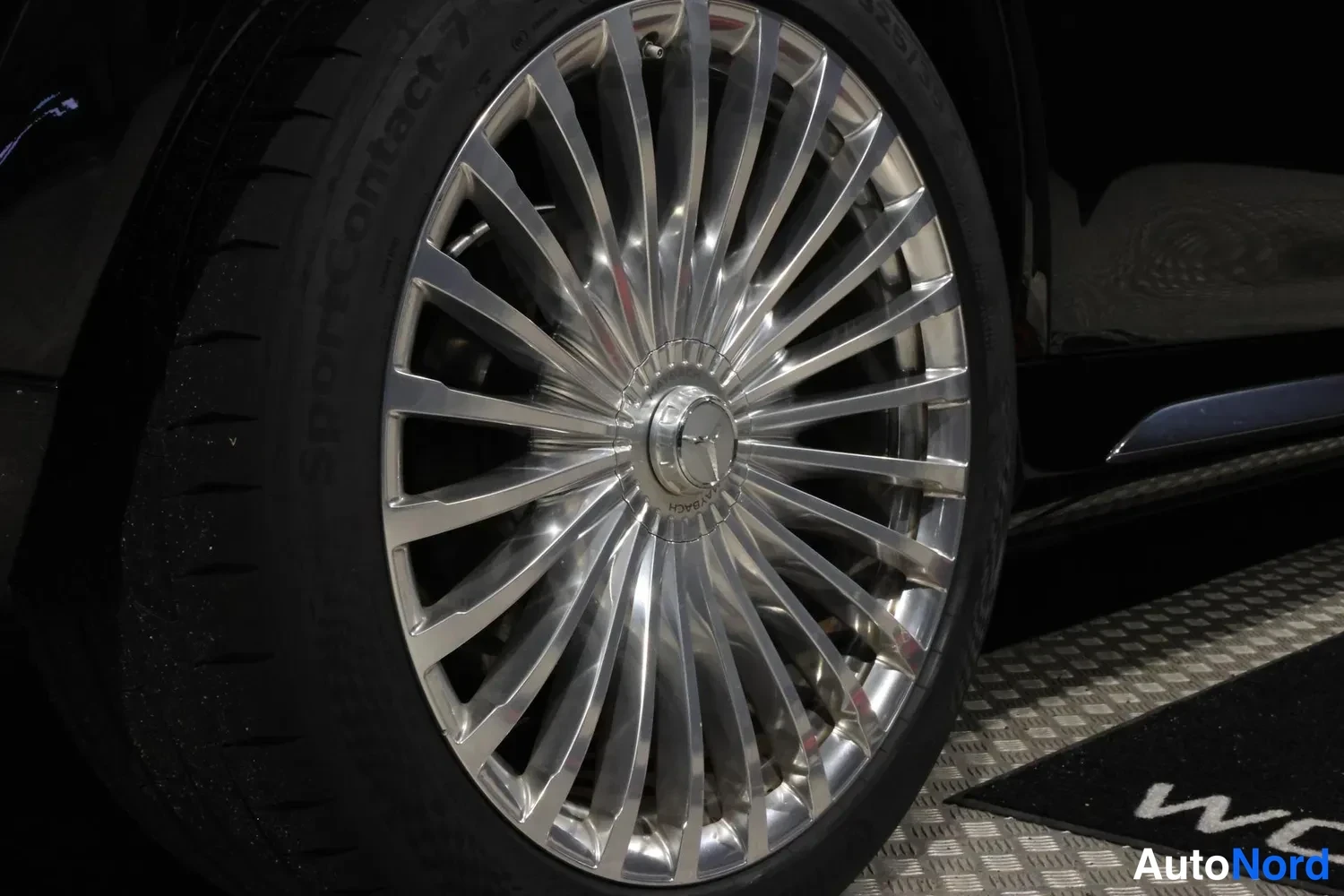 Musta Mercedes-Benz GLS 2023, yksityiskohta, kuva 20