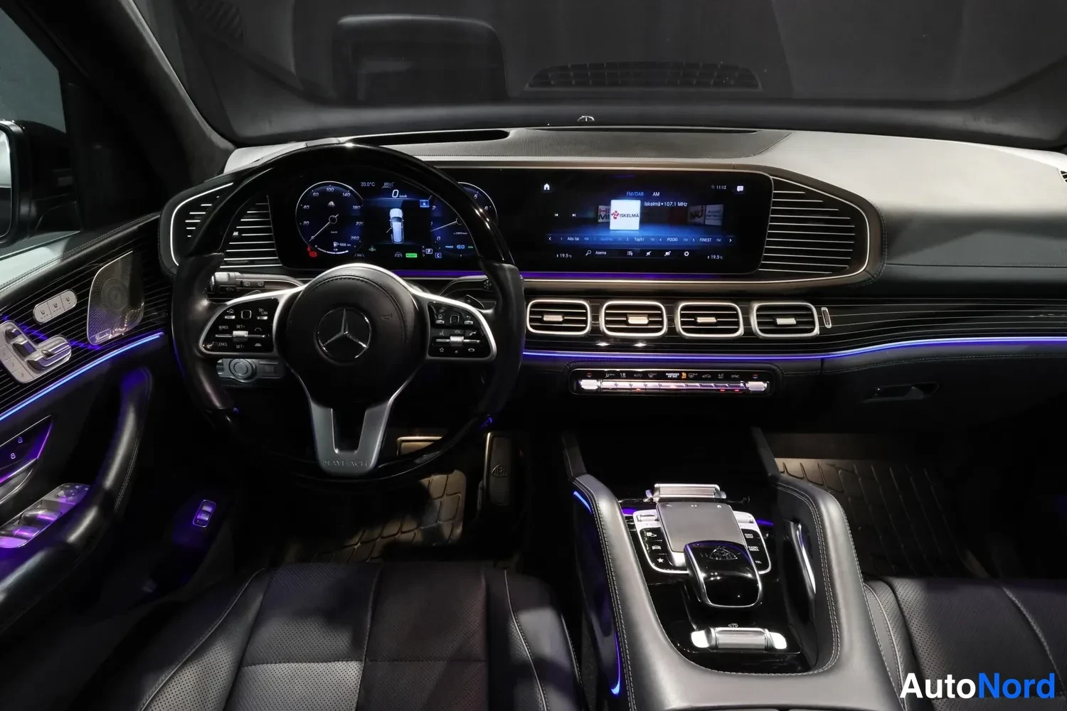 Musta Mercedes-Benz GLS 2023, ohjaamo, kuva 14