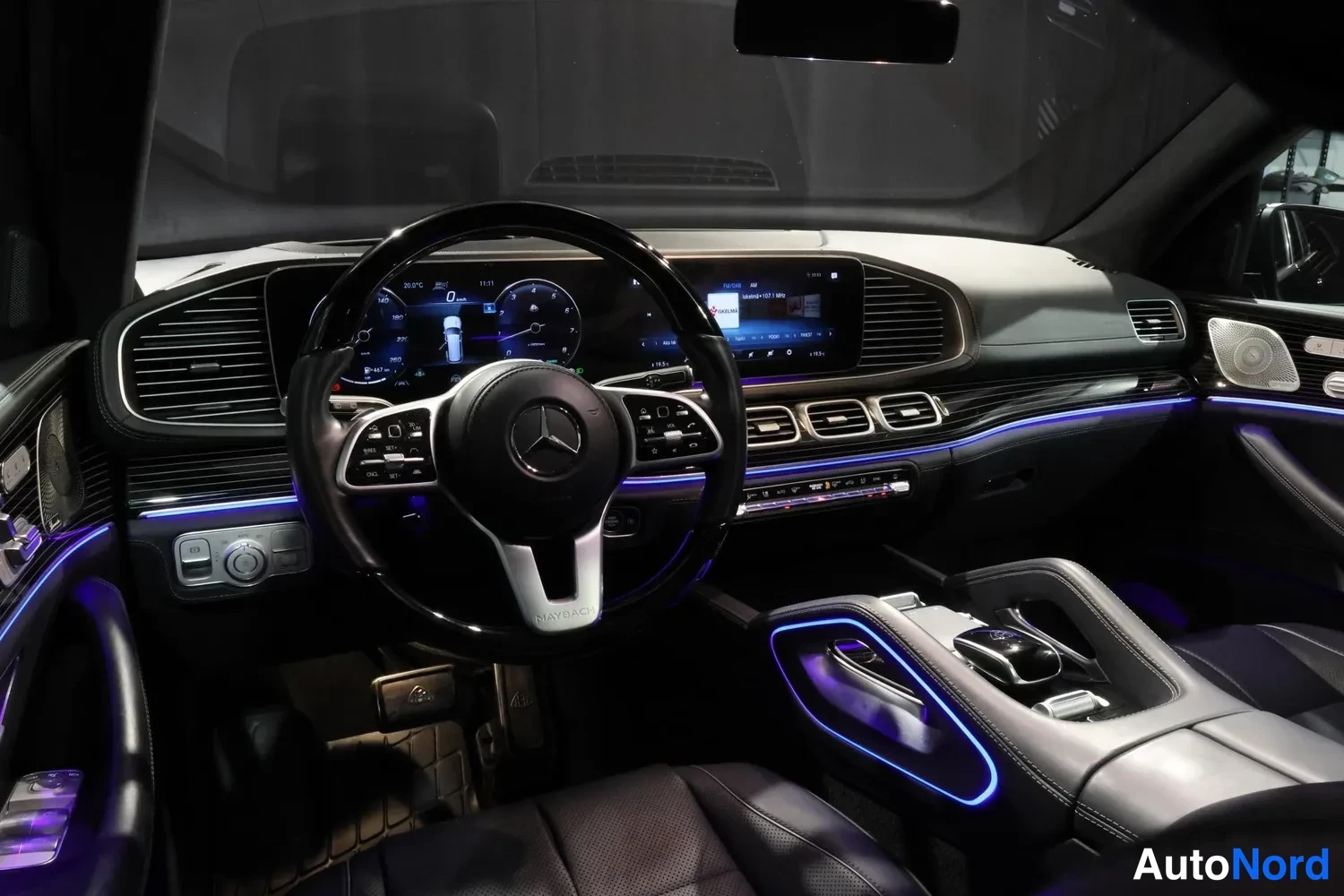 Musta Mercedes-Benz GLS 2023, ohjaamo, kuva 15