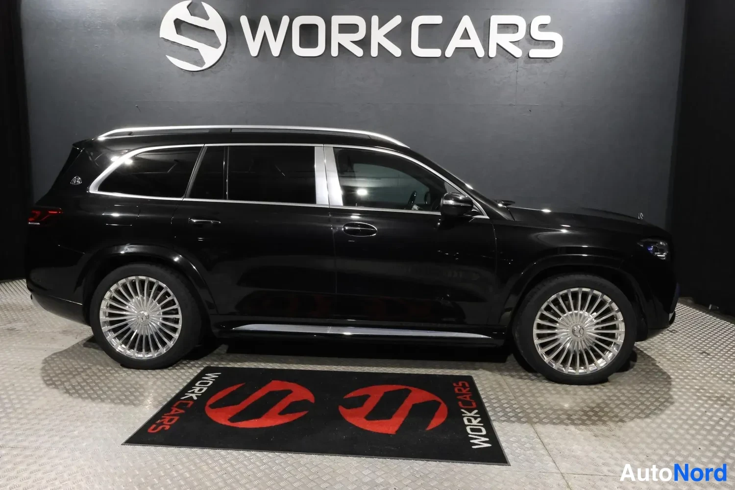 Musta Mercedes-Benz GLS 2023, sivulta, kuva 6