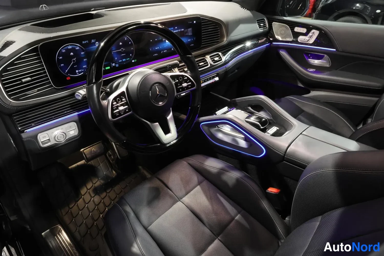 Musta Mercedes-Benz GLS 2023, ohjaamo, kuva 16
