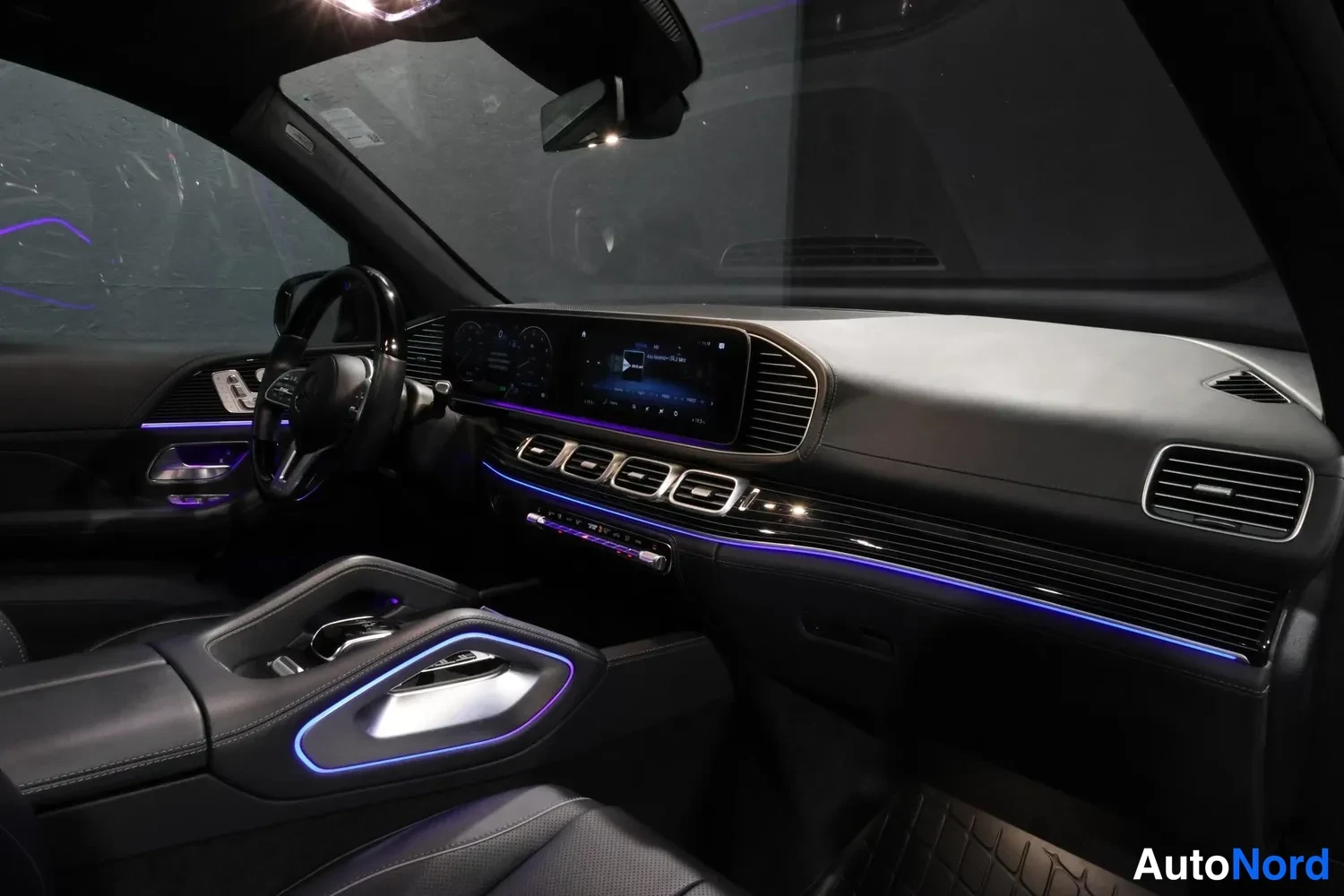 Musta Mercedes-Benz GLS 2023, ohjaamo, kuva 17