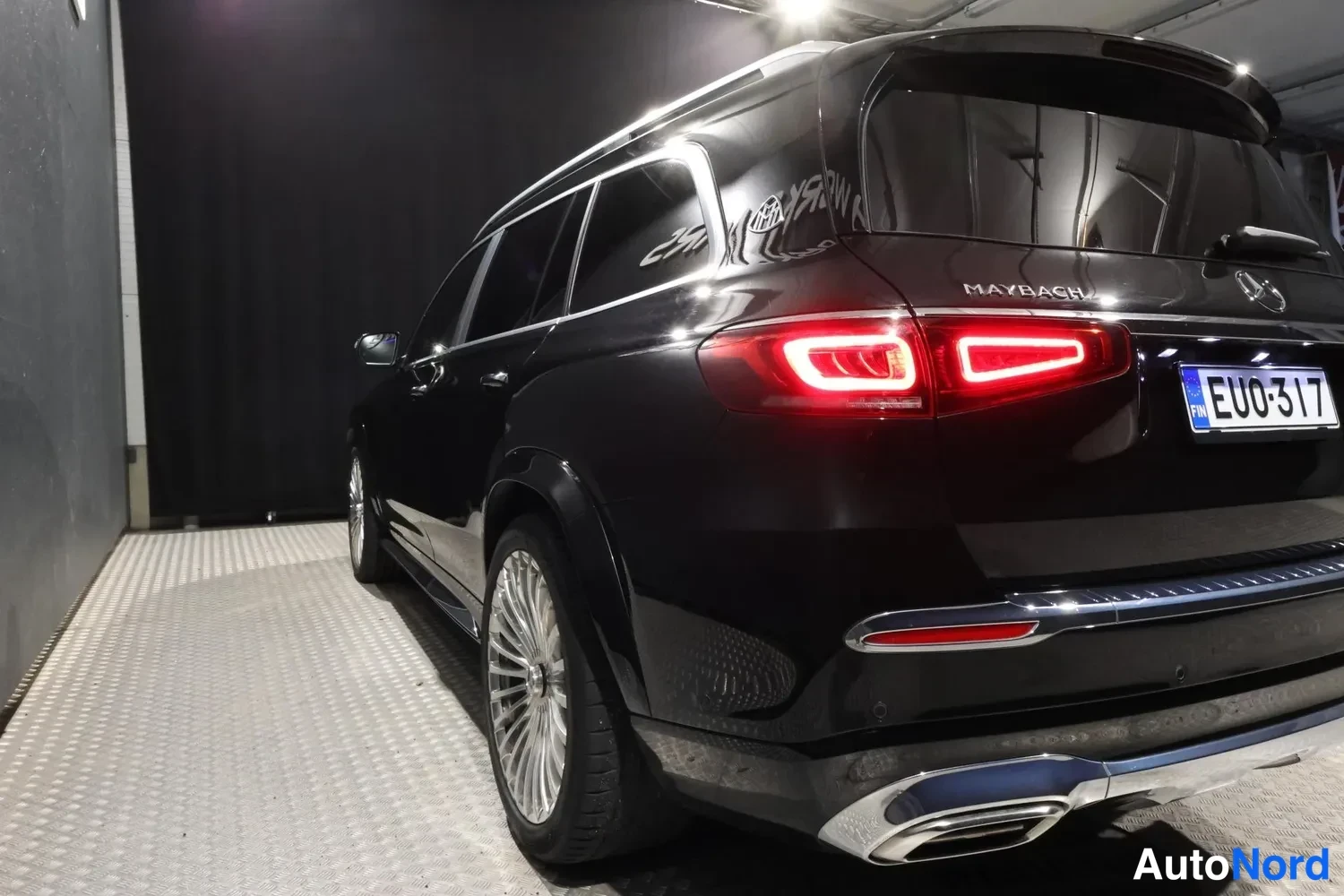 Musta Mercedes-Benz GLS 2023, takaviisto, kuva 10