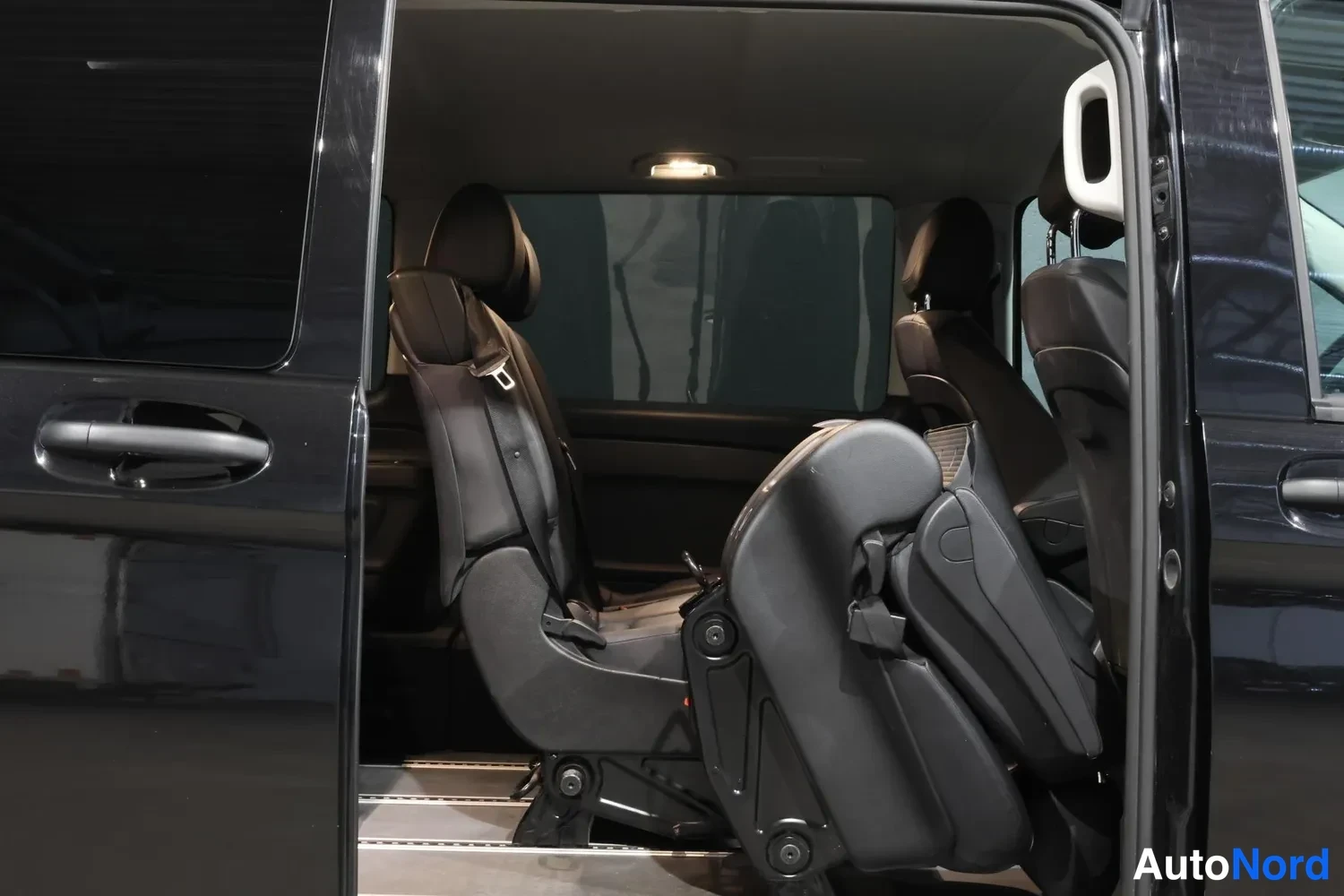 Musta Mercedes-Benz Vito 2024, takaistuimet, kuva 16