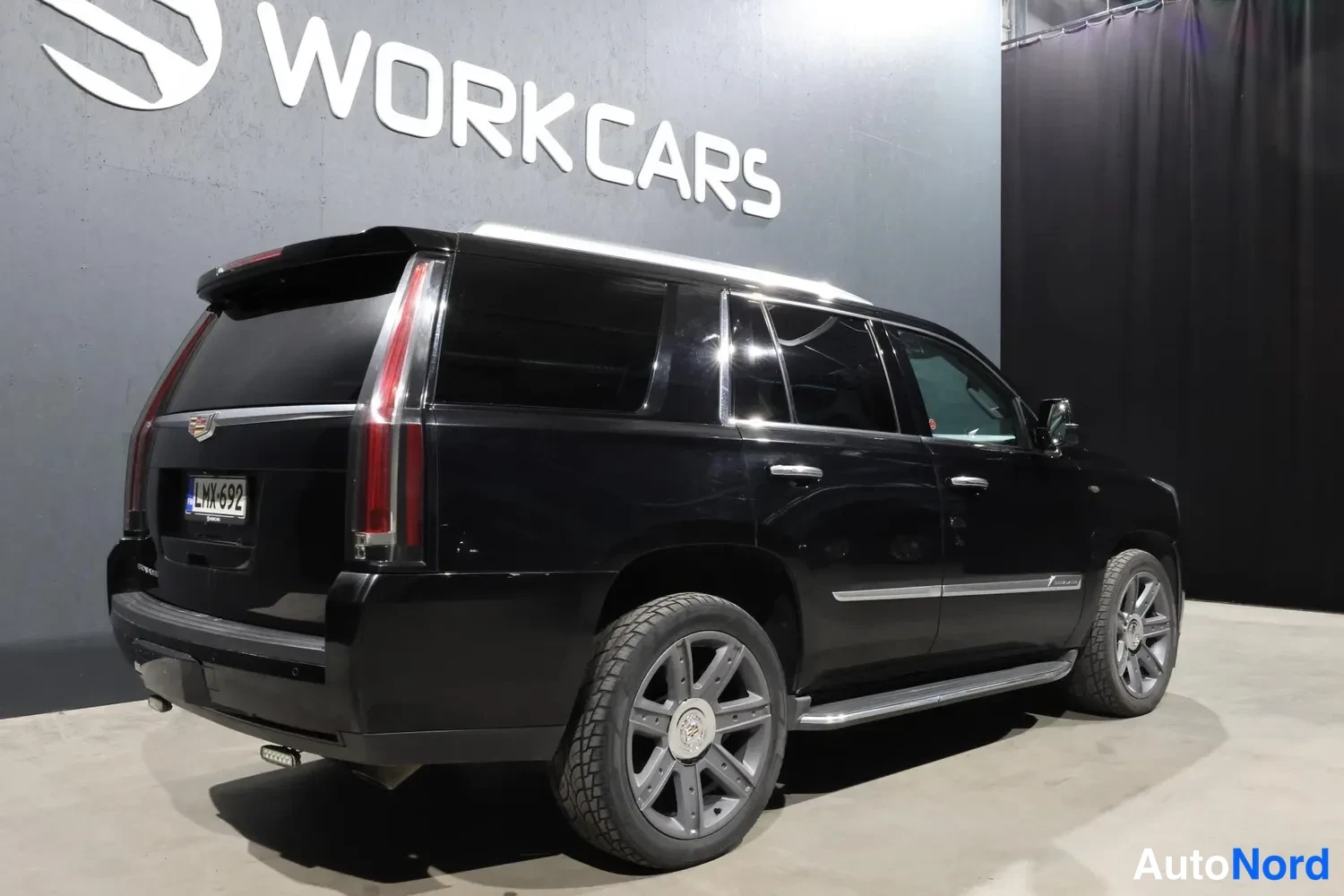 Musta Cadillac Escaladesta 2016, takaviisto, kuva 7