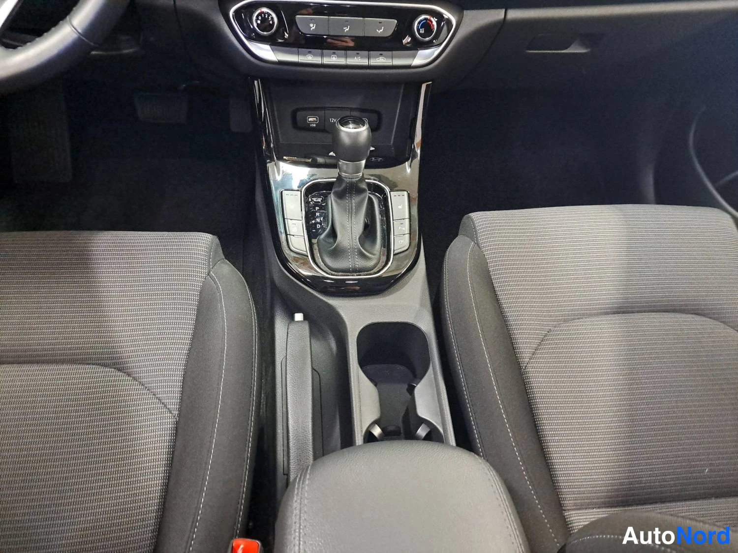 Punainen Hyundai I30 2025, ohjaamo, kuva 10