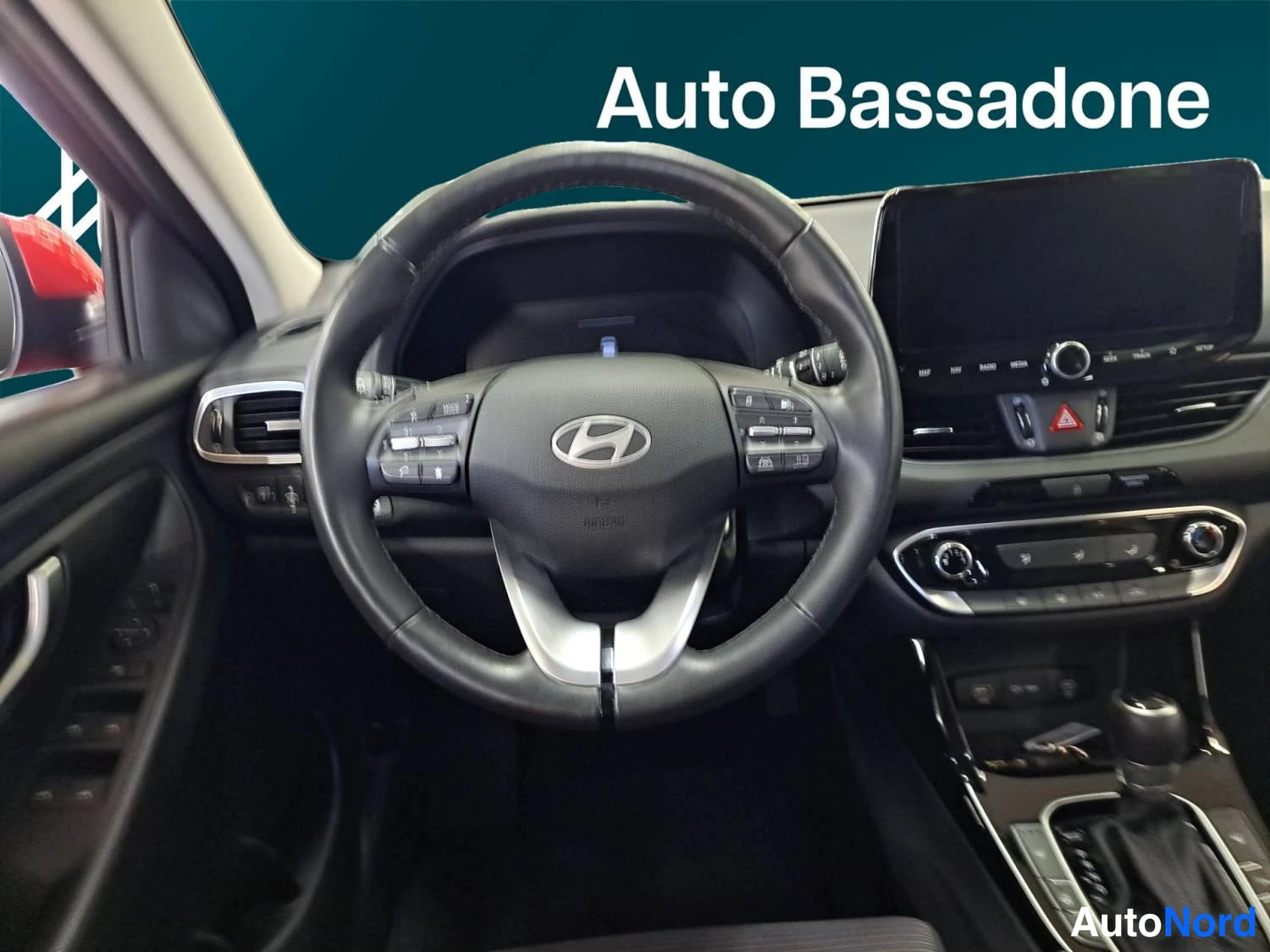 Punainen Hyundai I30 2025, ohjaamo, kuva 12