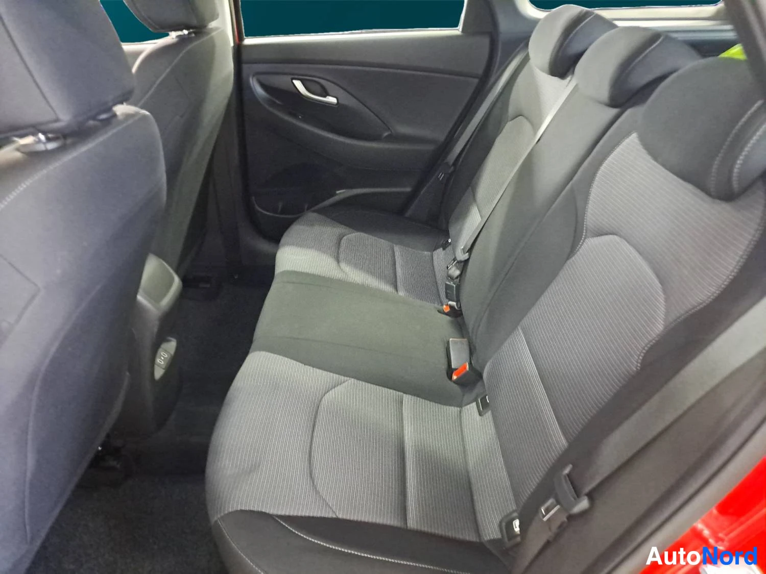 Punainen Hyundai I30 2025, takaistuimet, kuva 14