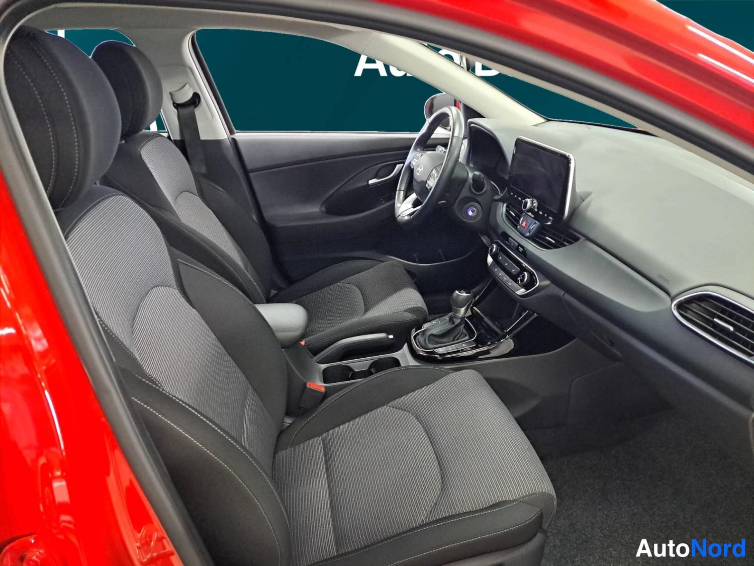 Punainen Hyundai I30 2025, etuistuimet, kuva 13