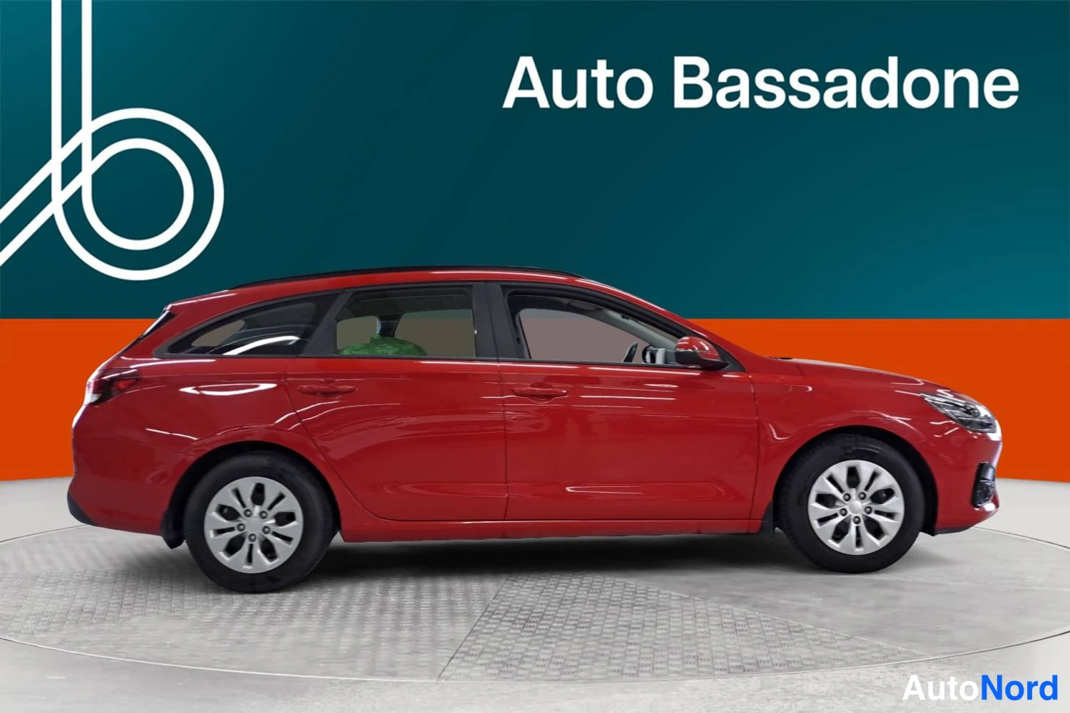 Punainen Hyundai I30 2025, etuviisto, keula oikealle, kuva 2