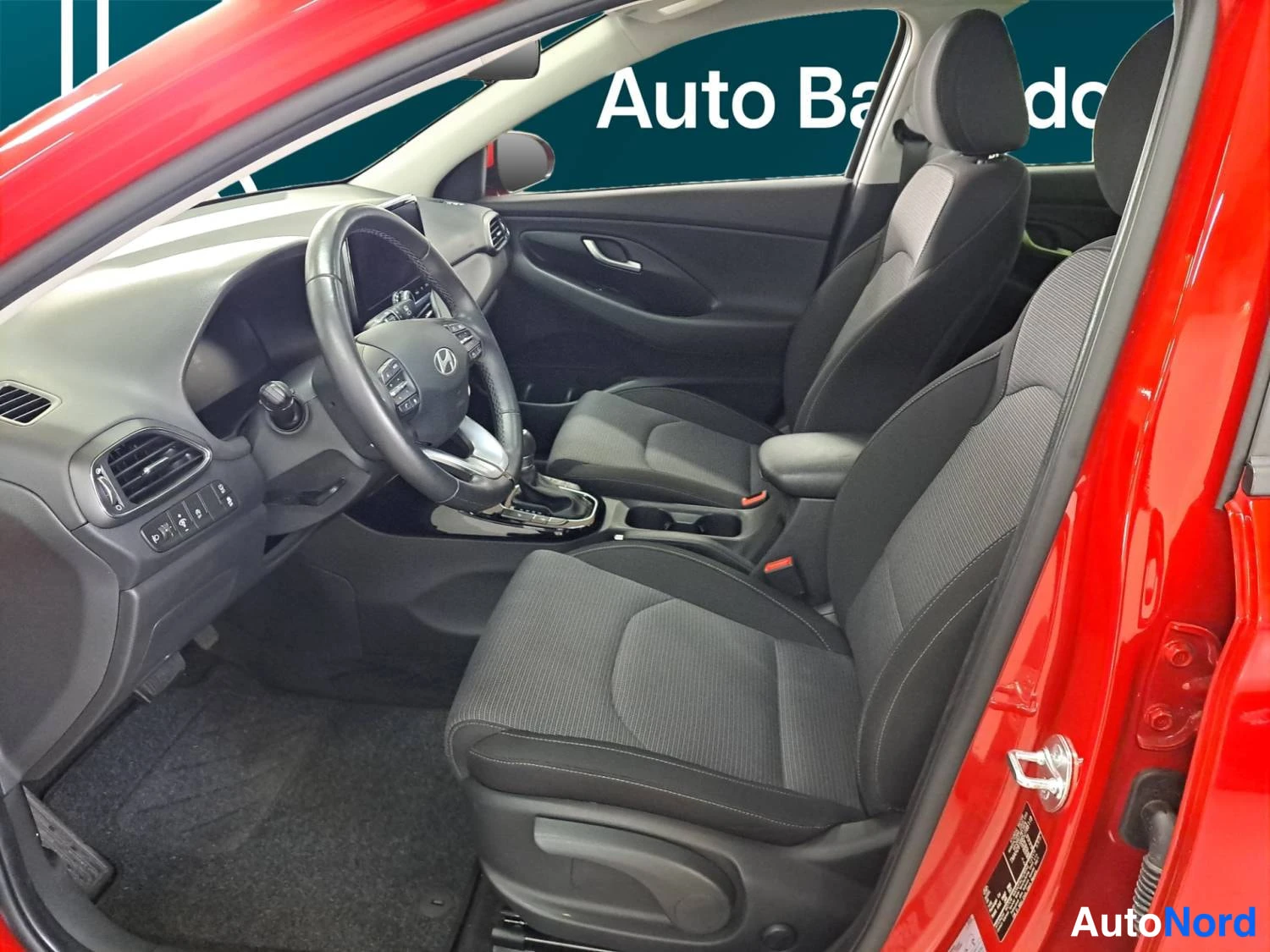 Punainen Hyundai I30 2025, ohjaamo, kuva 11