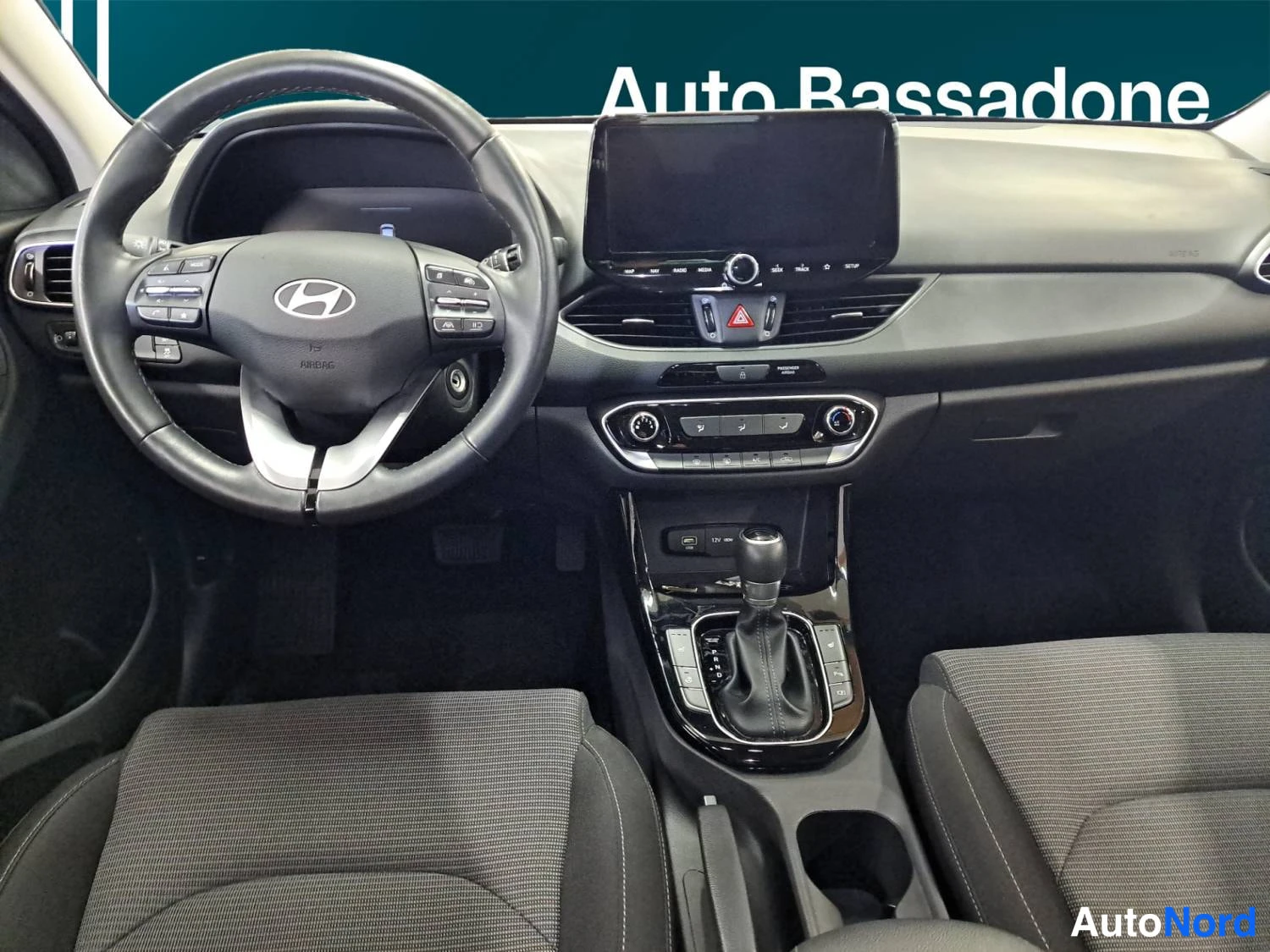 Punainen Hyundai I30 2025, ohjaamo, kuva 9