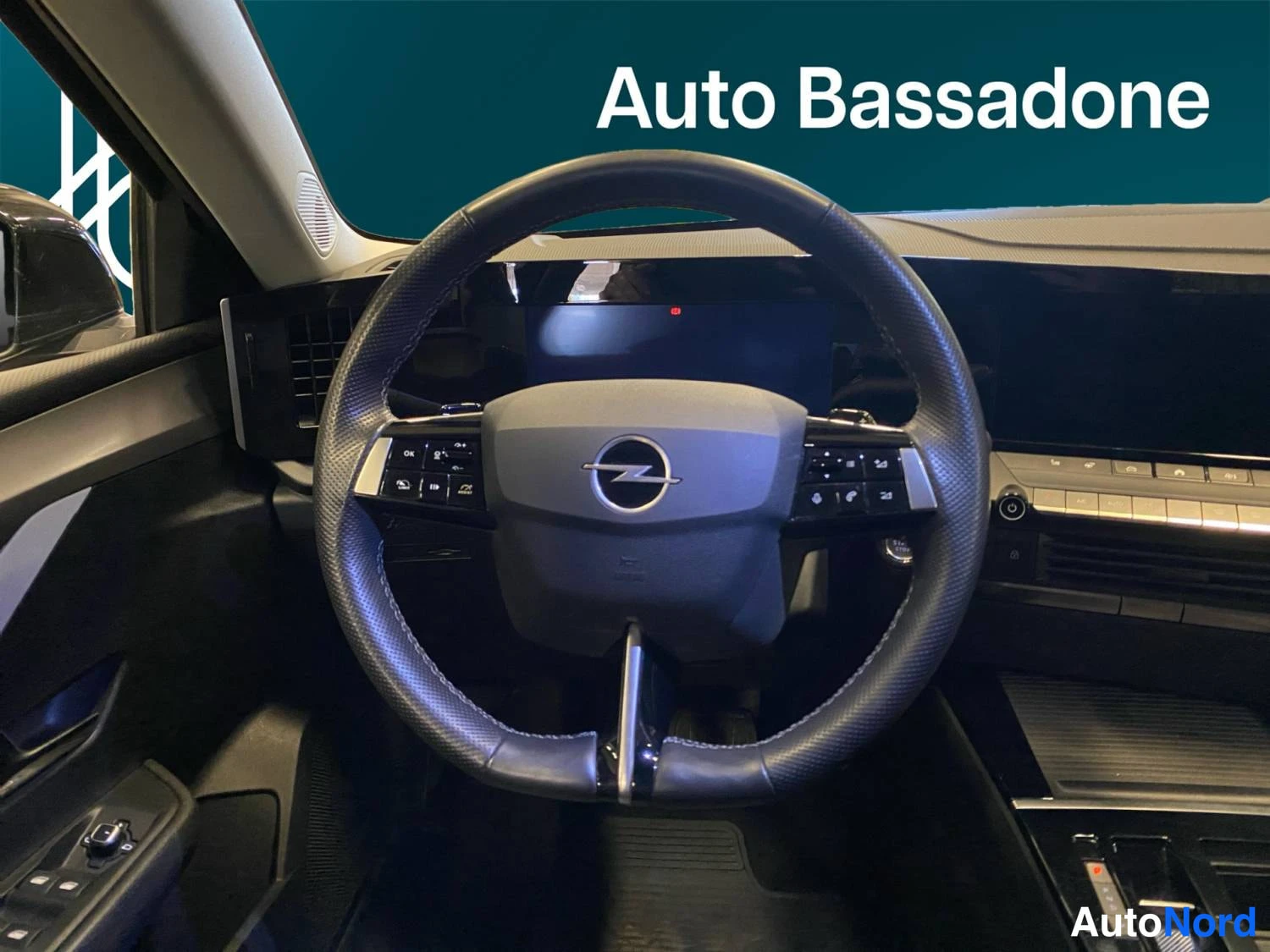 Musta Opel Astra 2024, yksityiskohta, kuva 26