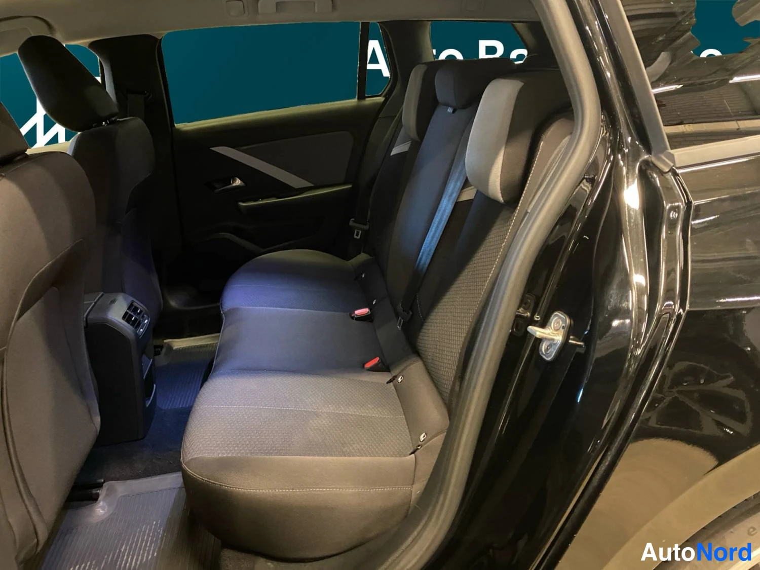 Musta Opel Astra 2024, takaistuimet, kuva 13