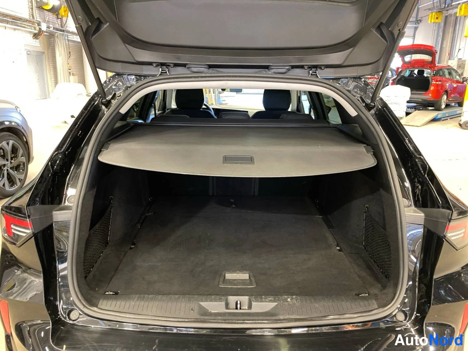Musta Opel Astra 2024, tavaratila, kuva 14