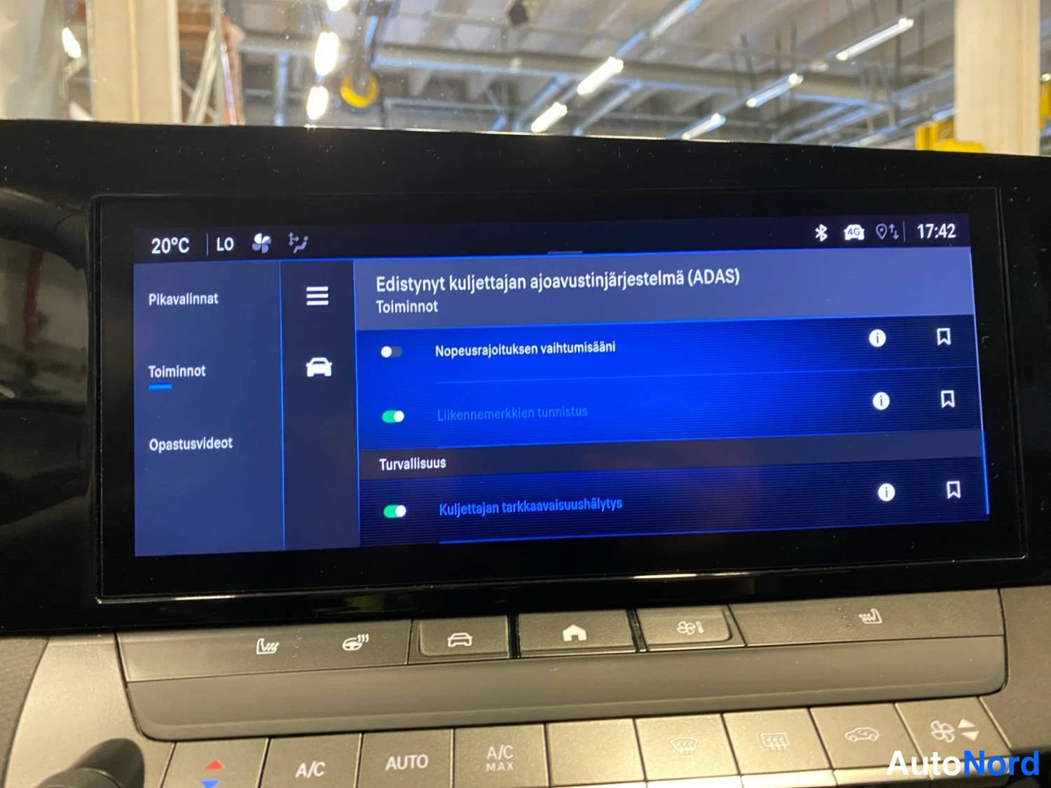 Musta Opel Astra 2024, yksityiskohta, kuva 23