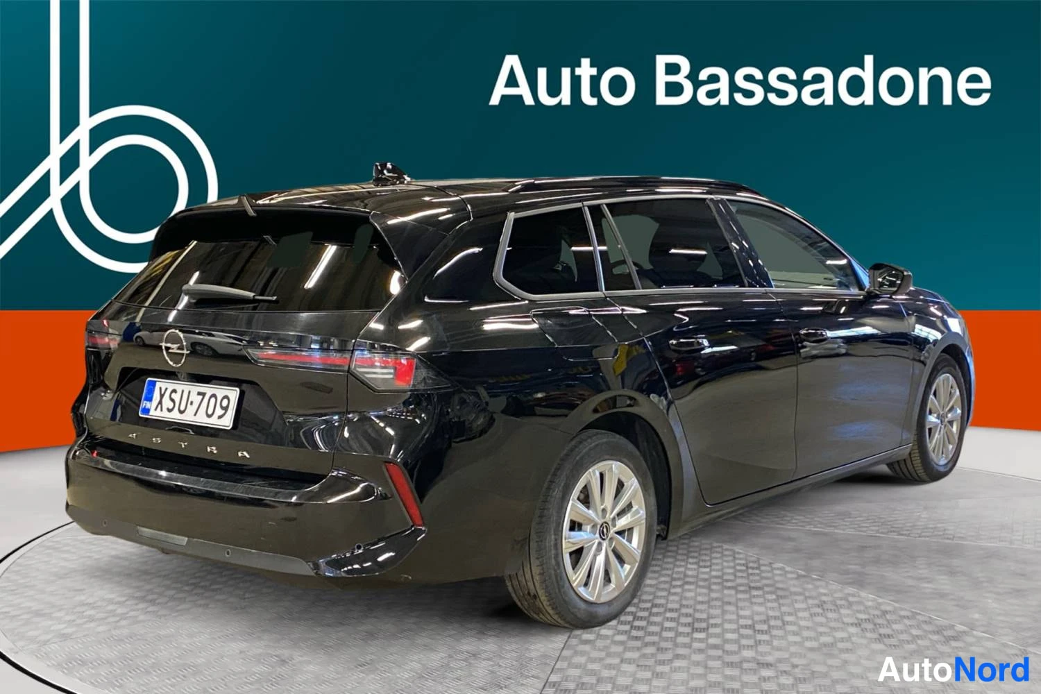 Musta Opel Astra 2024, takaviisto, kuva 7