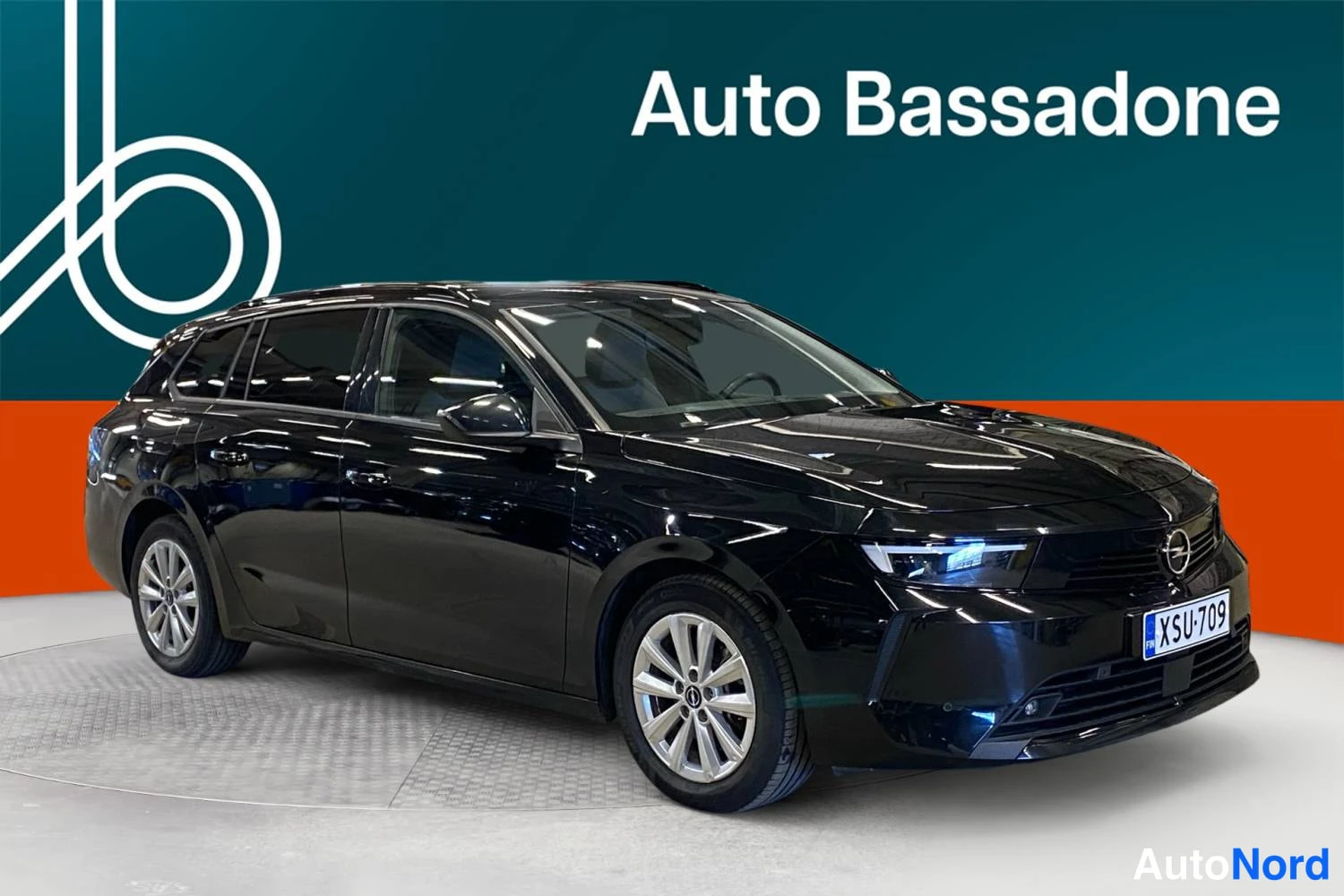 Musta Opel Astra 2024, etuviisto, keula oikealle, kuva 3