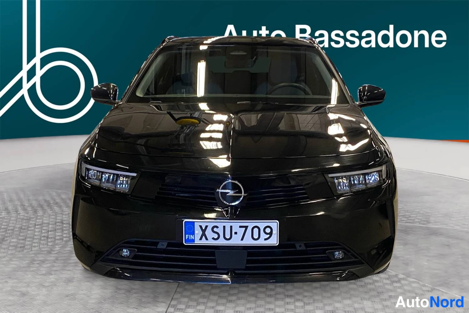 Musta Opel Astra 2024, edestä, kuva 4
