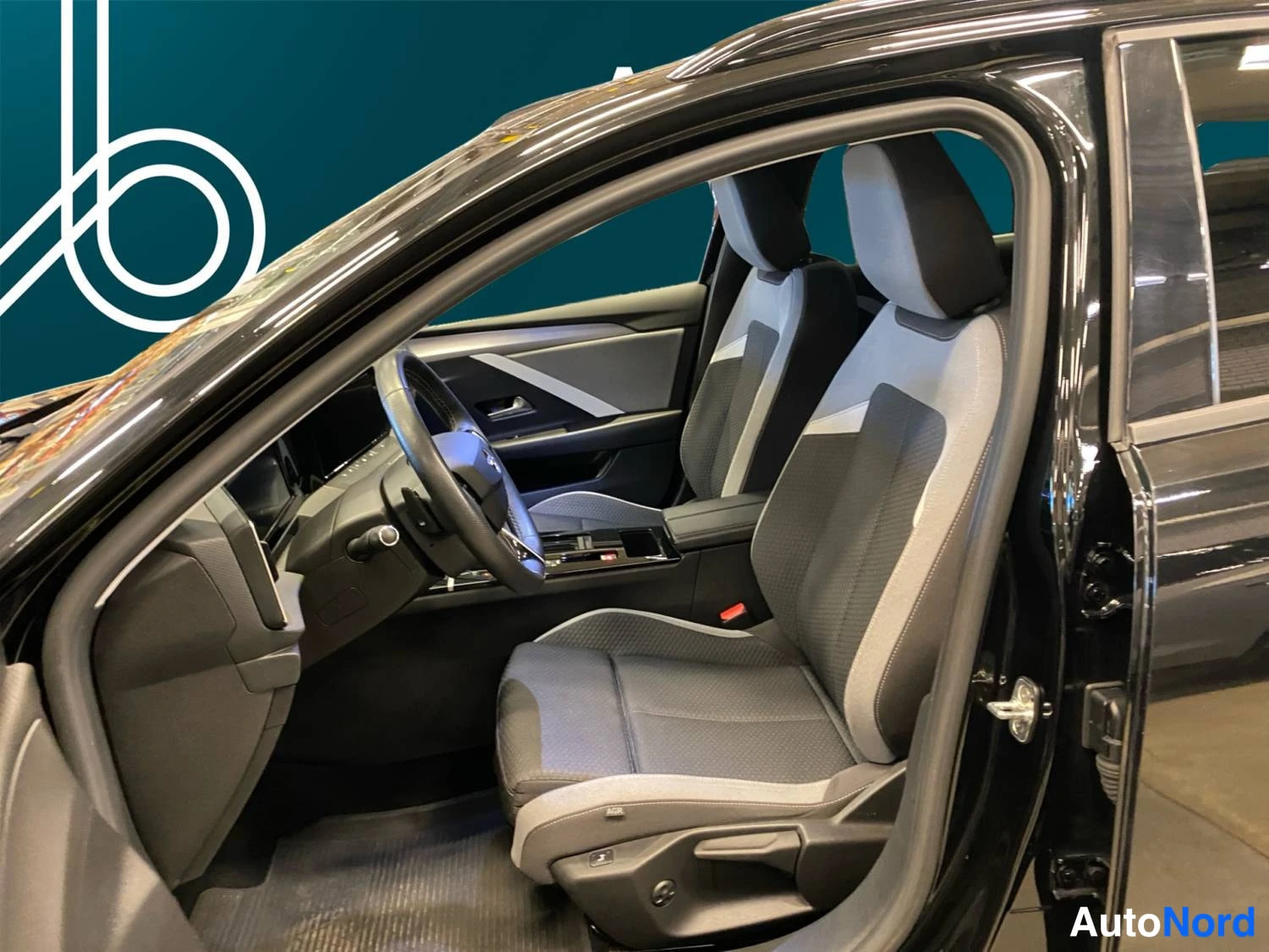 Musta Opel Astra 2024, etuistuimet, kuva 12