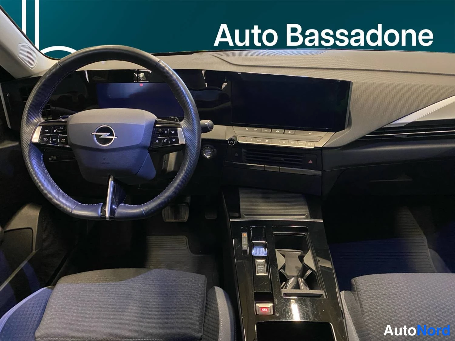 Musta Opel Astra 2024, ohjaamo, kuva 10