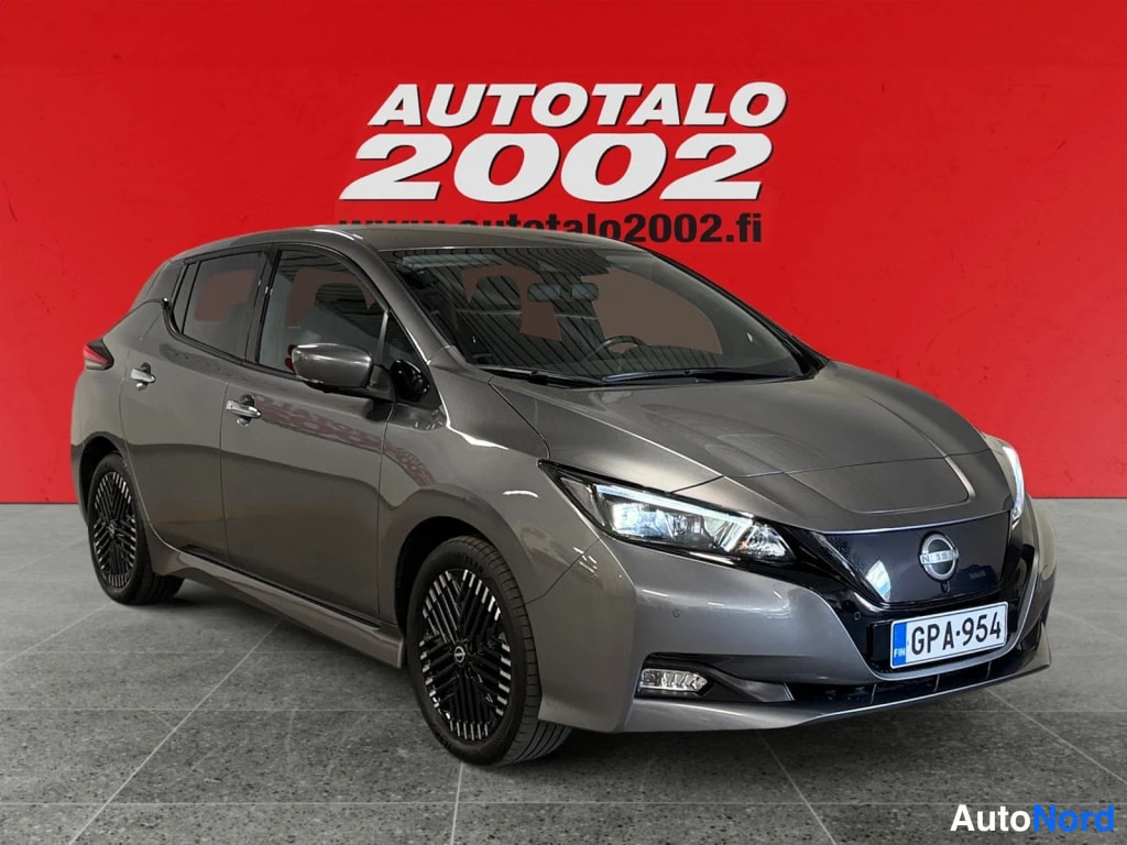 Harmaa Nissan Leaf 2022, etuviisto, keula oikealle, kuva 3